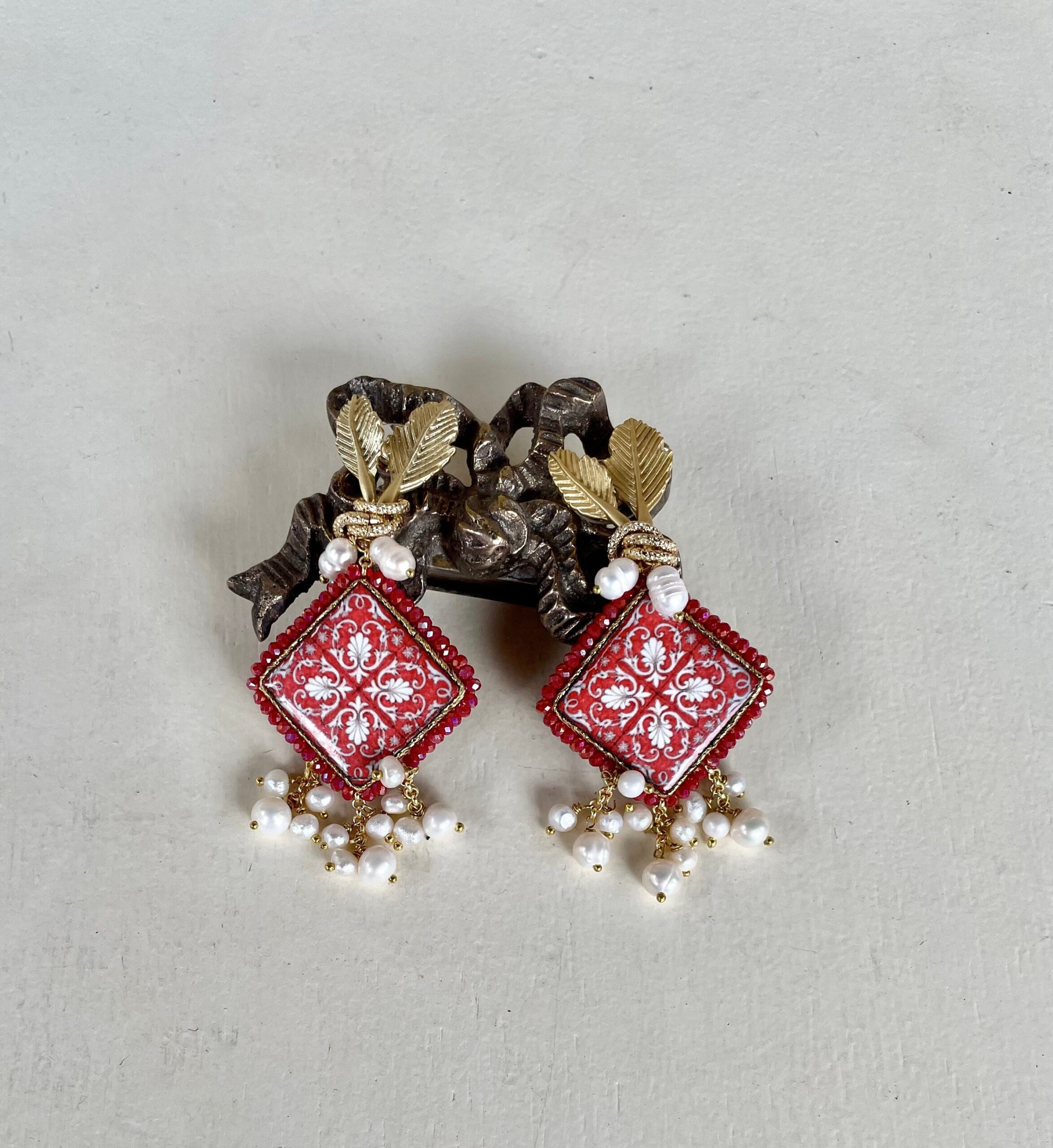 Orecchini siciliani, mattonella ceramica di Caltagirone, orecchini maiolica, orecchini rossi, orecchini con grappoli di perle di fiume Orecchini con Mattonelle Caltagirone