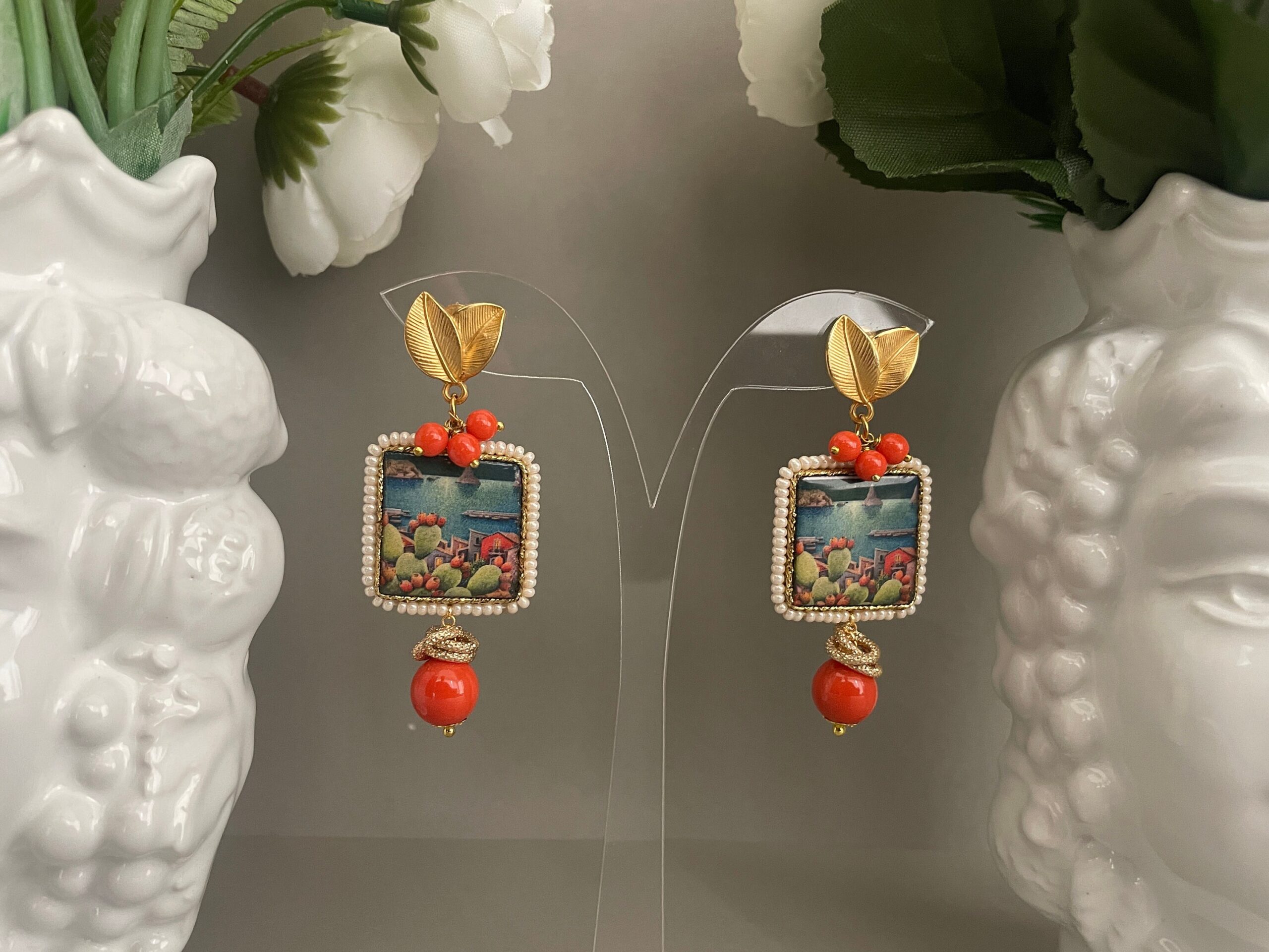 Orecchini pendenti, mattonella ceramica di Caltagirone, paesaggio siciliano, corallo Orecchini con Mattonelle Caltagirone