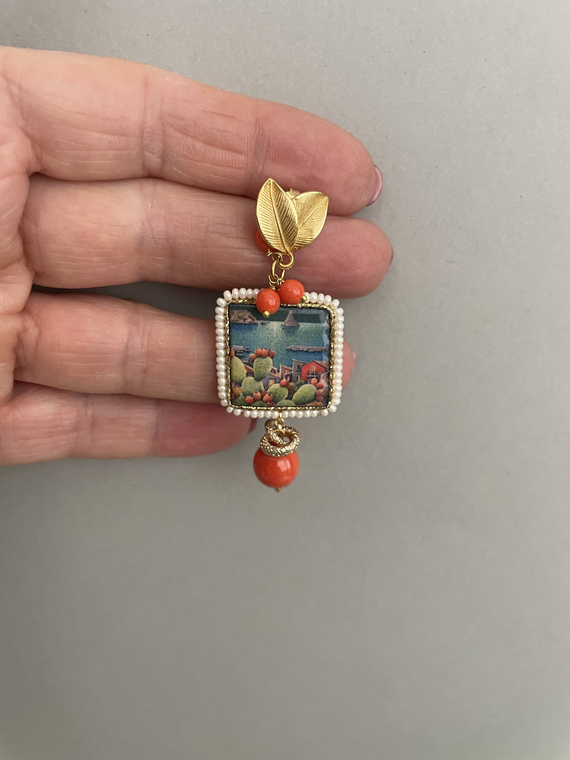 Orecchini pendenti, mattonella ceramica di Caltagirone, paesaggio siciliano, corallo Orecchini con Mattonelle Caltagirone