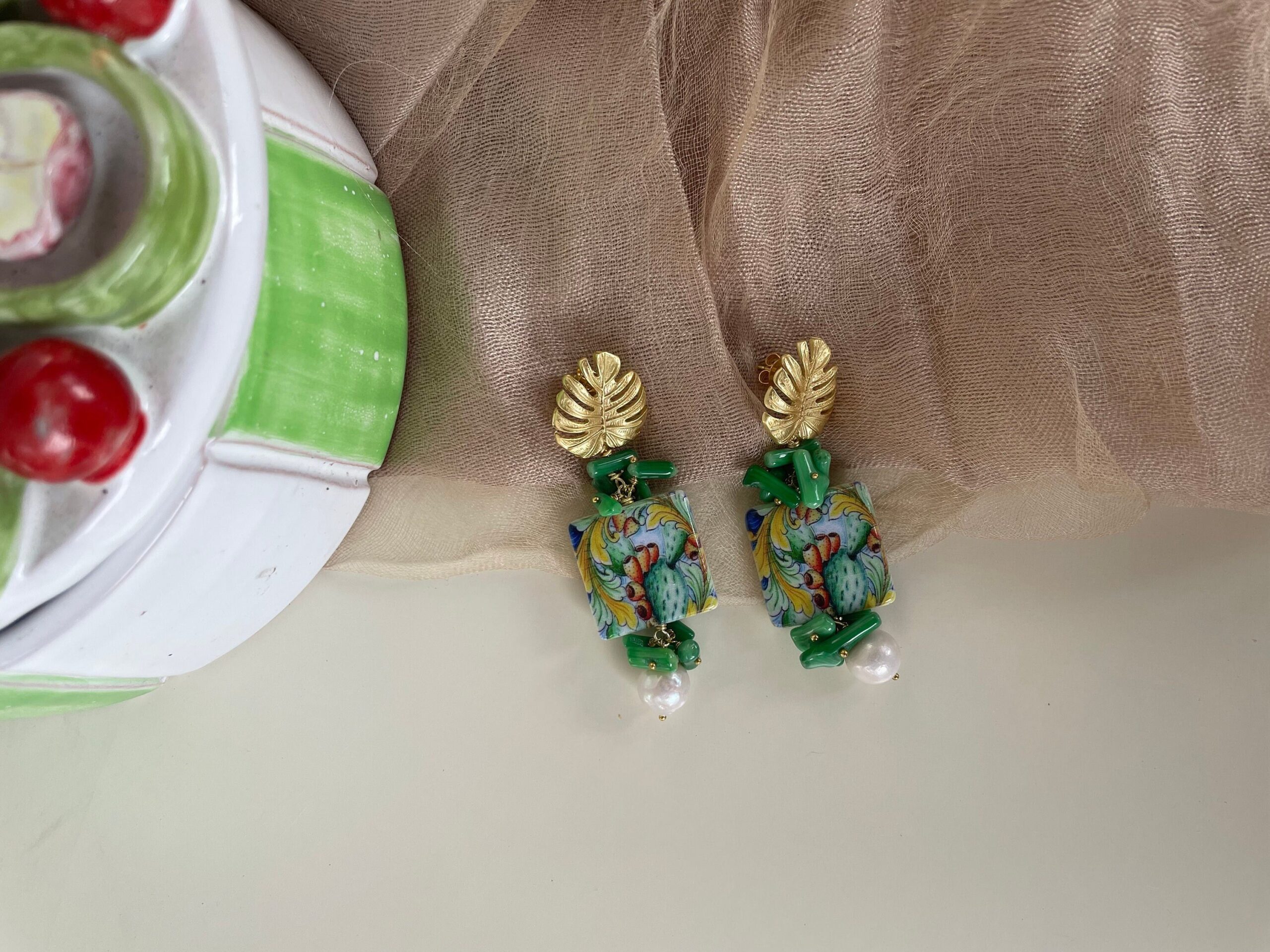 Orecchini con mattonella ceramica di Caltagirone, fico d’india, orecchini siciliani, orecchini pendenti, chips verdi e perla barocca Fichi d'India e cactus