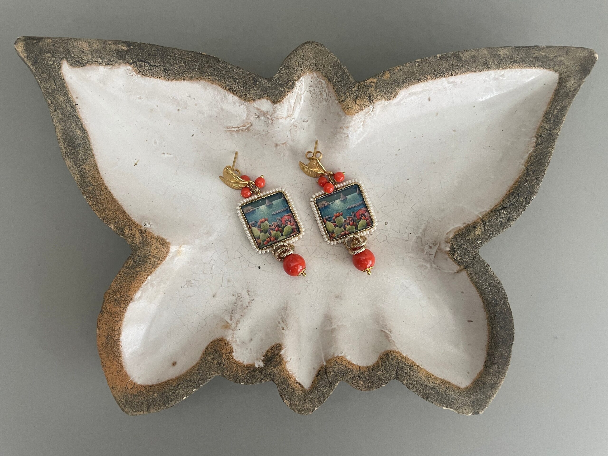 Orecchini pendenti, mattonella ceramica di Caltagirone, paesaggio siciliano, corallo Orecchini con Mattonelle Caltagirone