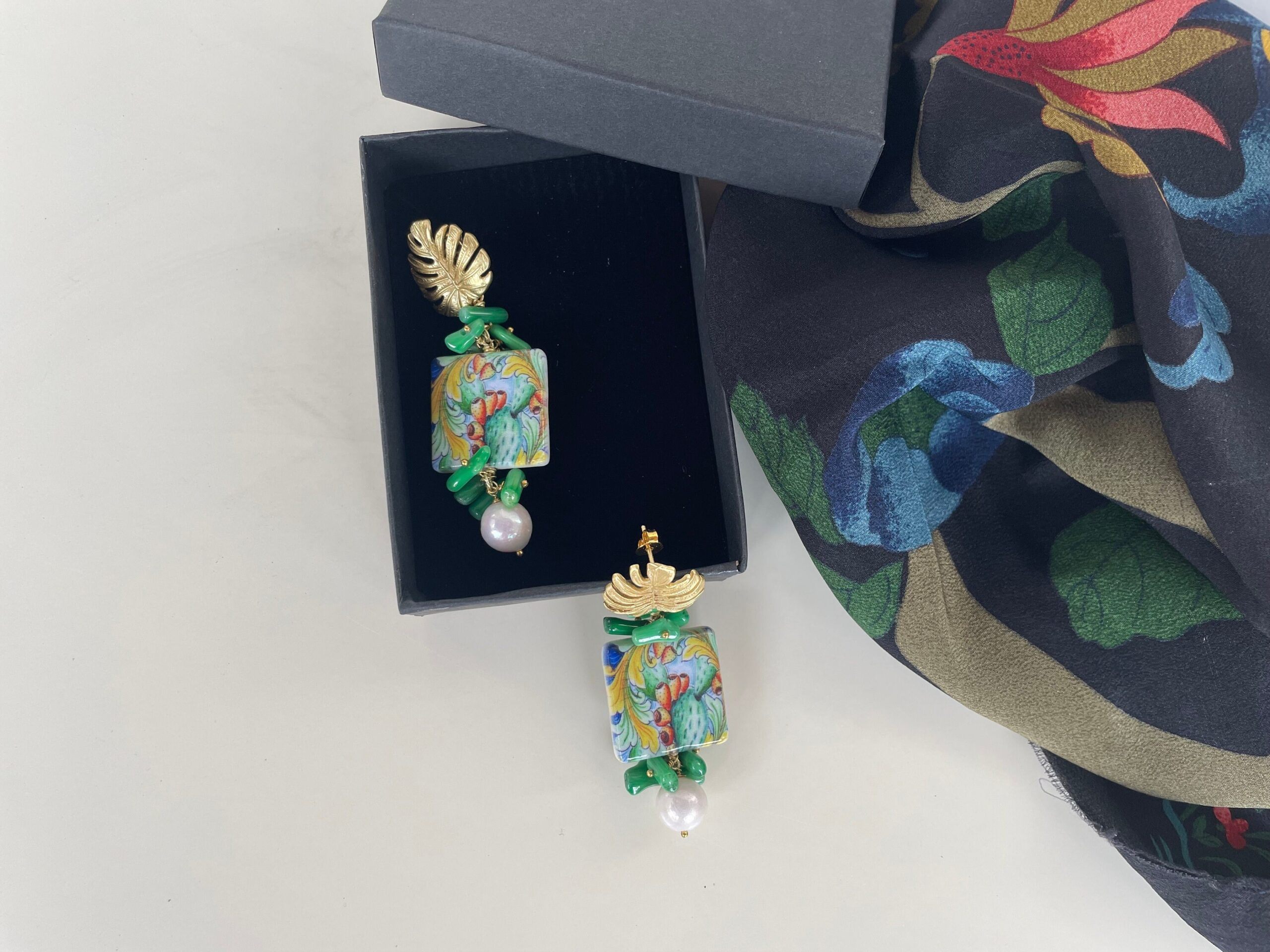 Orecchini con mattonella ceramica di Caltagirone, fico d’india, orecchini siciliani, orecchini pendenti, chips verdi e perla barocca Fichi d'India e cactus