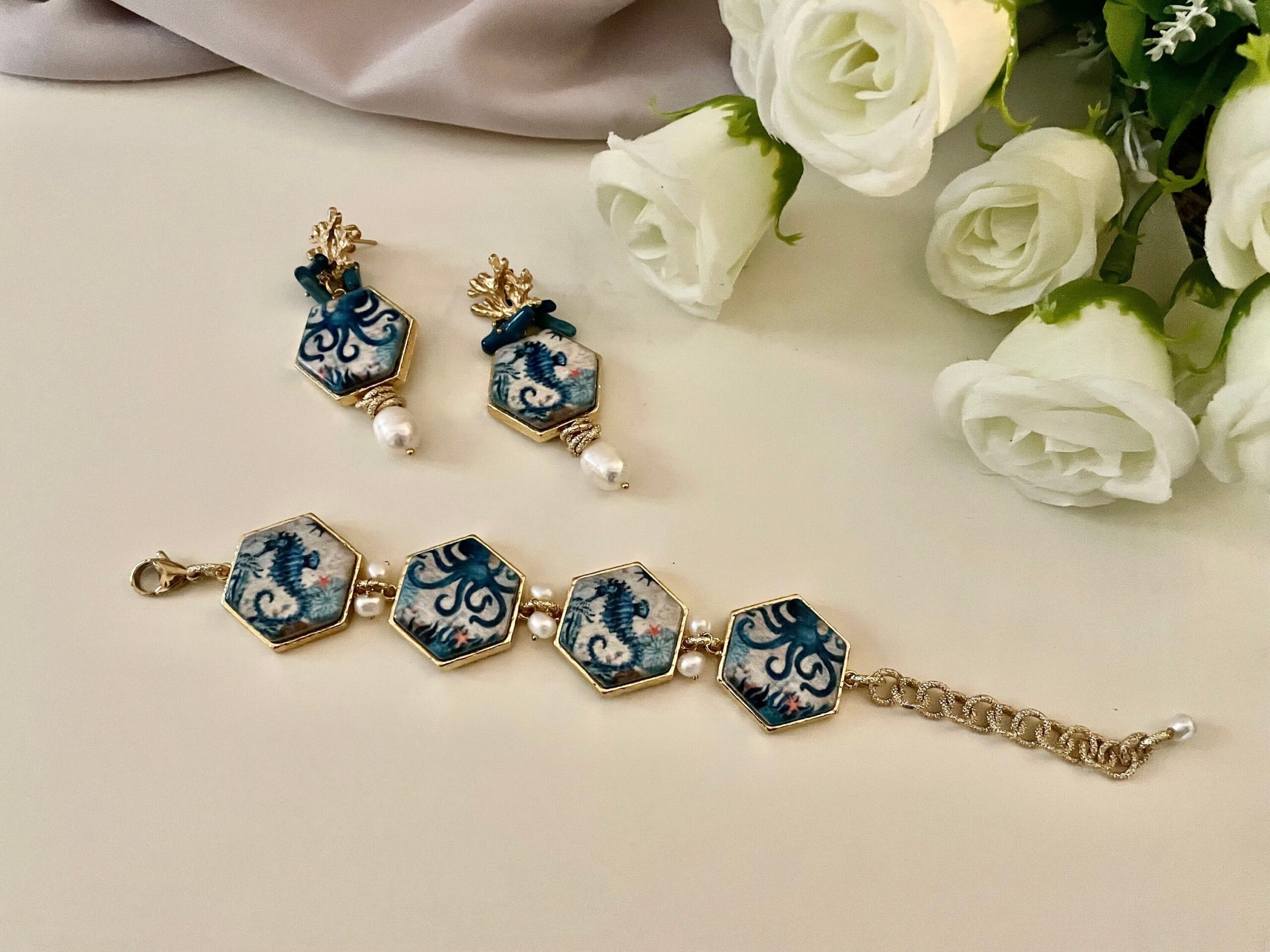 Orecchini con mattonella ceramica di caltagirone, polipo e cavalluccio marino, chips blu e perla barocca, orecchini caltagirone Orecchini con Mattonelle Caltagirone