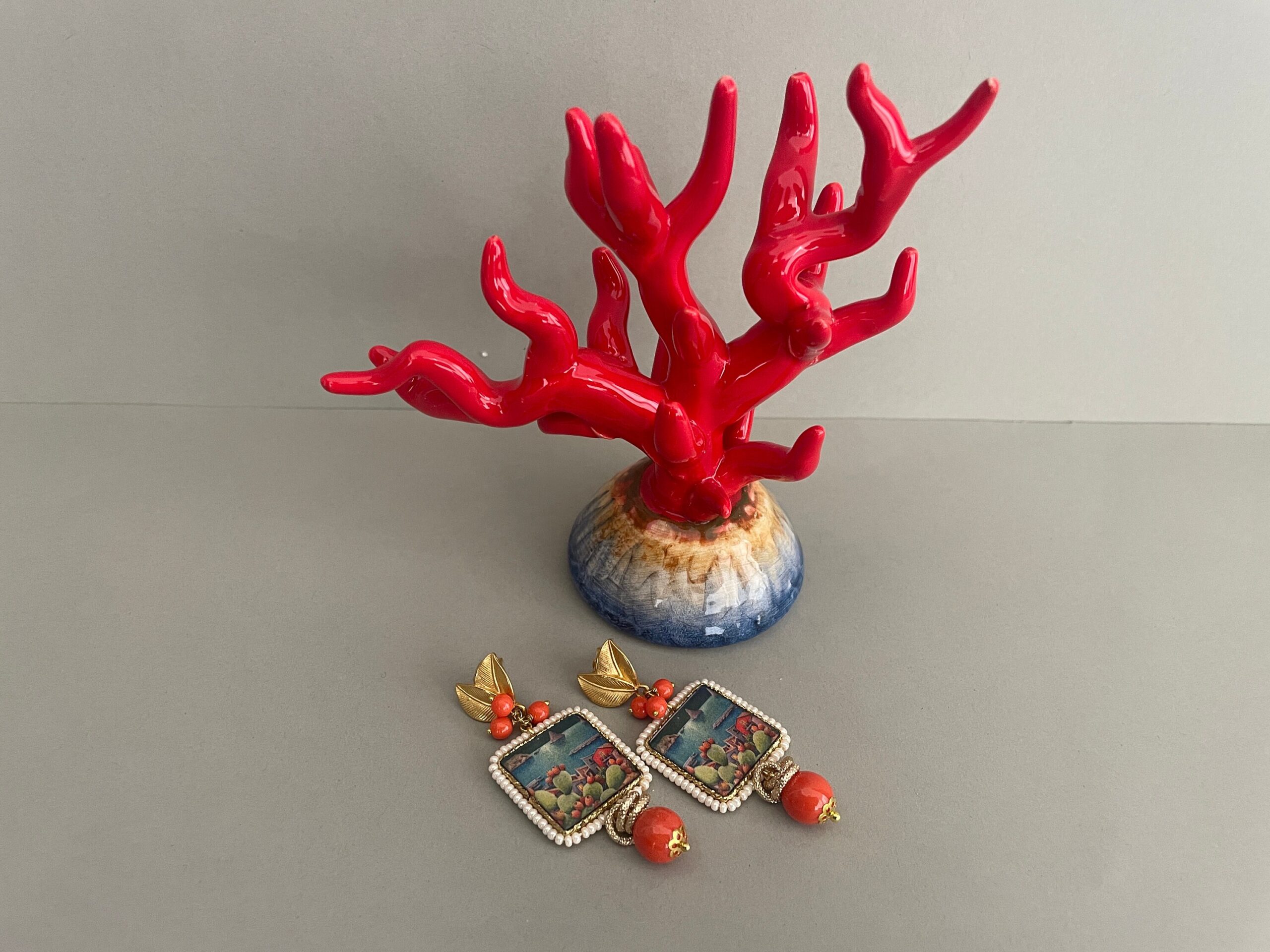 Orecchini pendenti, mattonella ceramica di Caltagirone, paesaggio siciliano, corallo Orecchini con Mattonelle Caltagirone