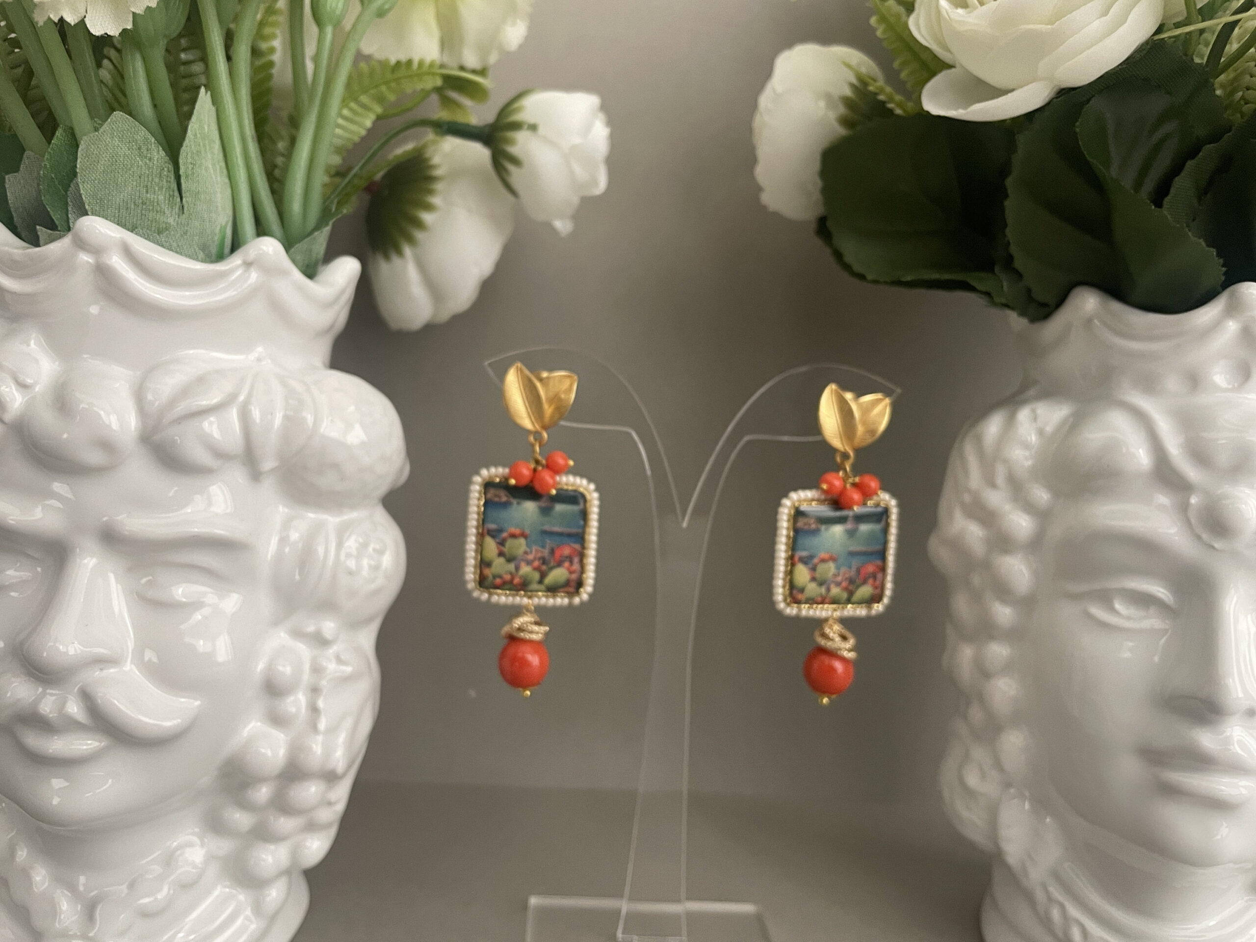 Orecchini pendenti, mattonella ceramica di Caltagirone, paesaggio siciliano, corallo Orecchini con Mattonelle Caltagirone