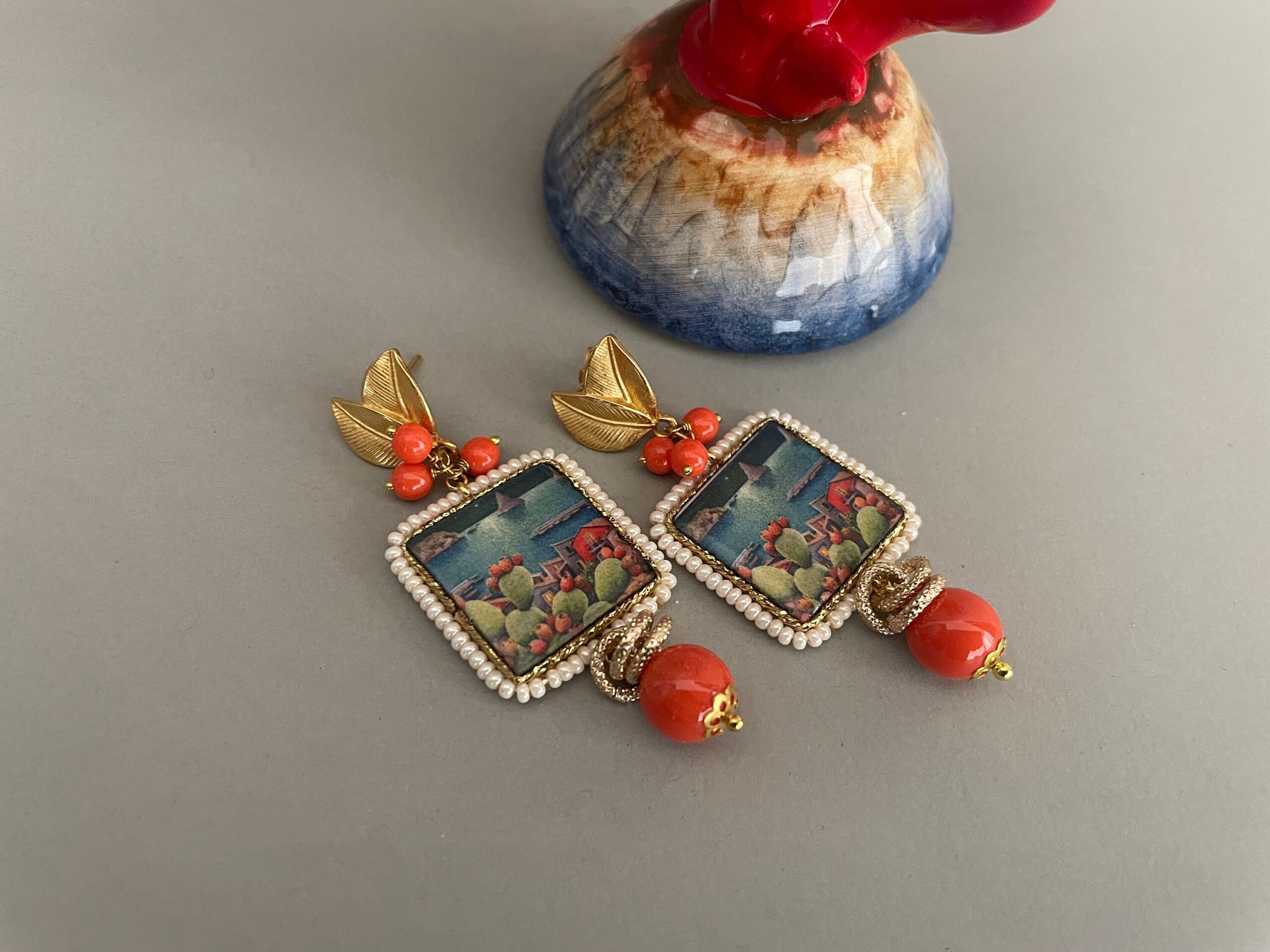 Orecchini pendenti, mattonella ceramica di Caltagirone, paesaggio siciliano, corallo Orecchini con Mattonelle Caltagirone