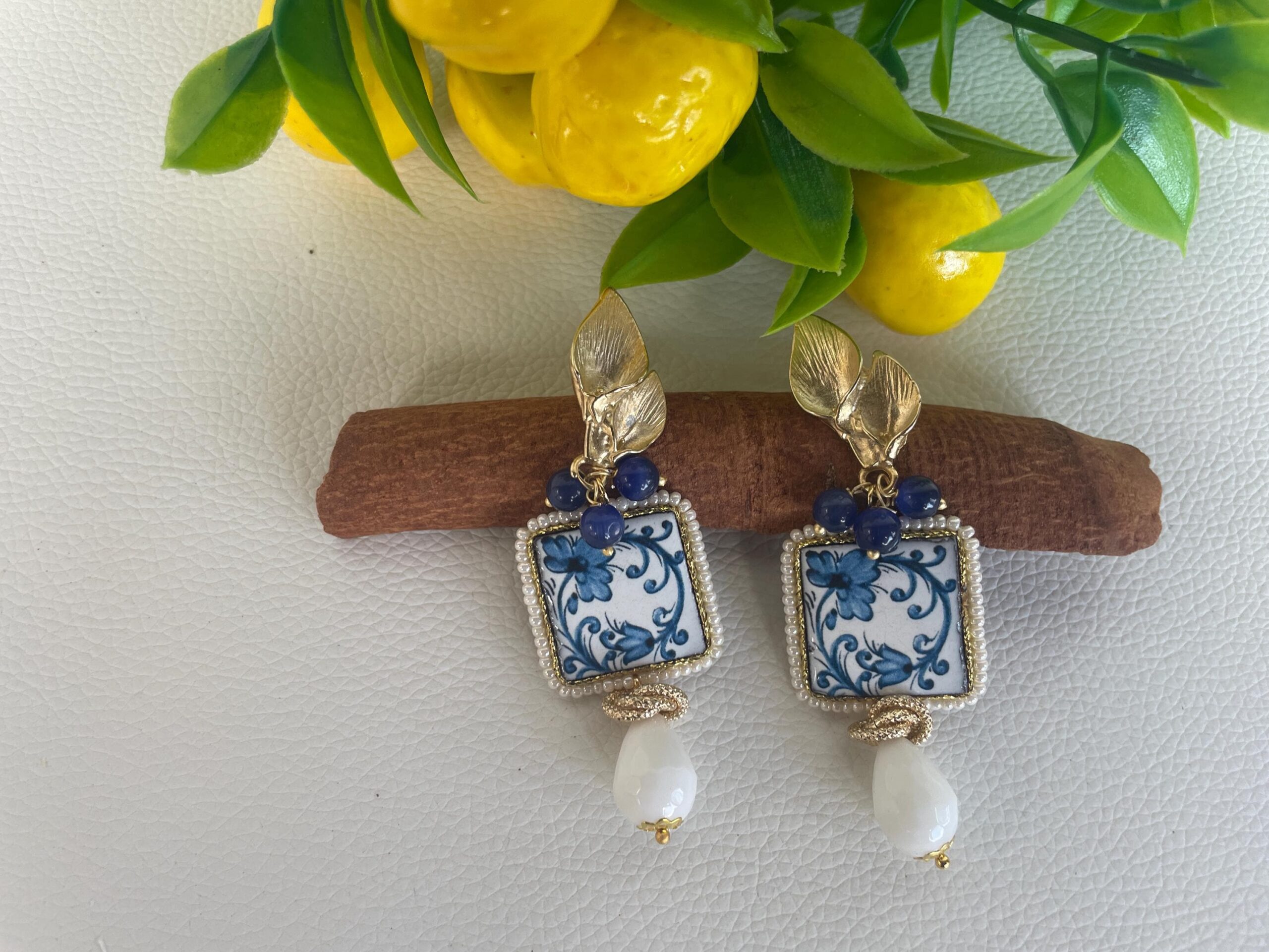 Orecchini siciliani, mattonella ceramica di Caltagirone, maiolica floreale, lapis blu e agata bianca Orecchini con Mattonelle Caltagirone