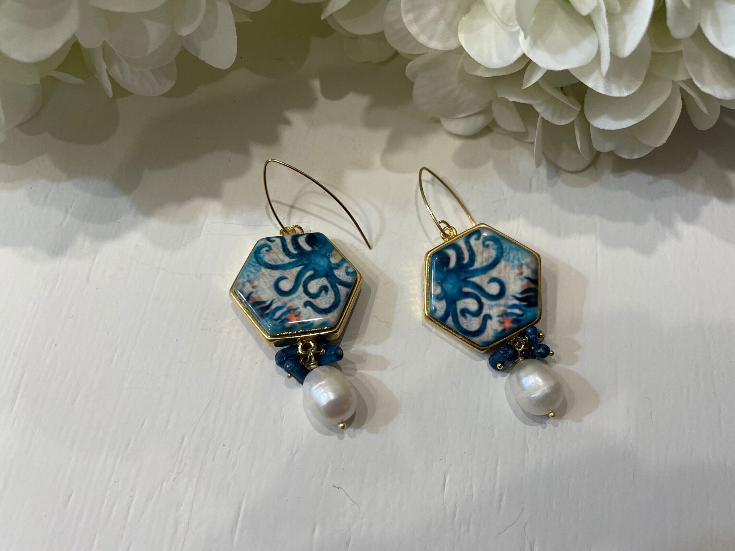Orecchini siciliani, gancio ovale, mattonella ceramica di caltagirone con polipi, chips blu e perla barocca Orecchini con Mattonelle Caltagirone