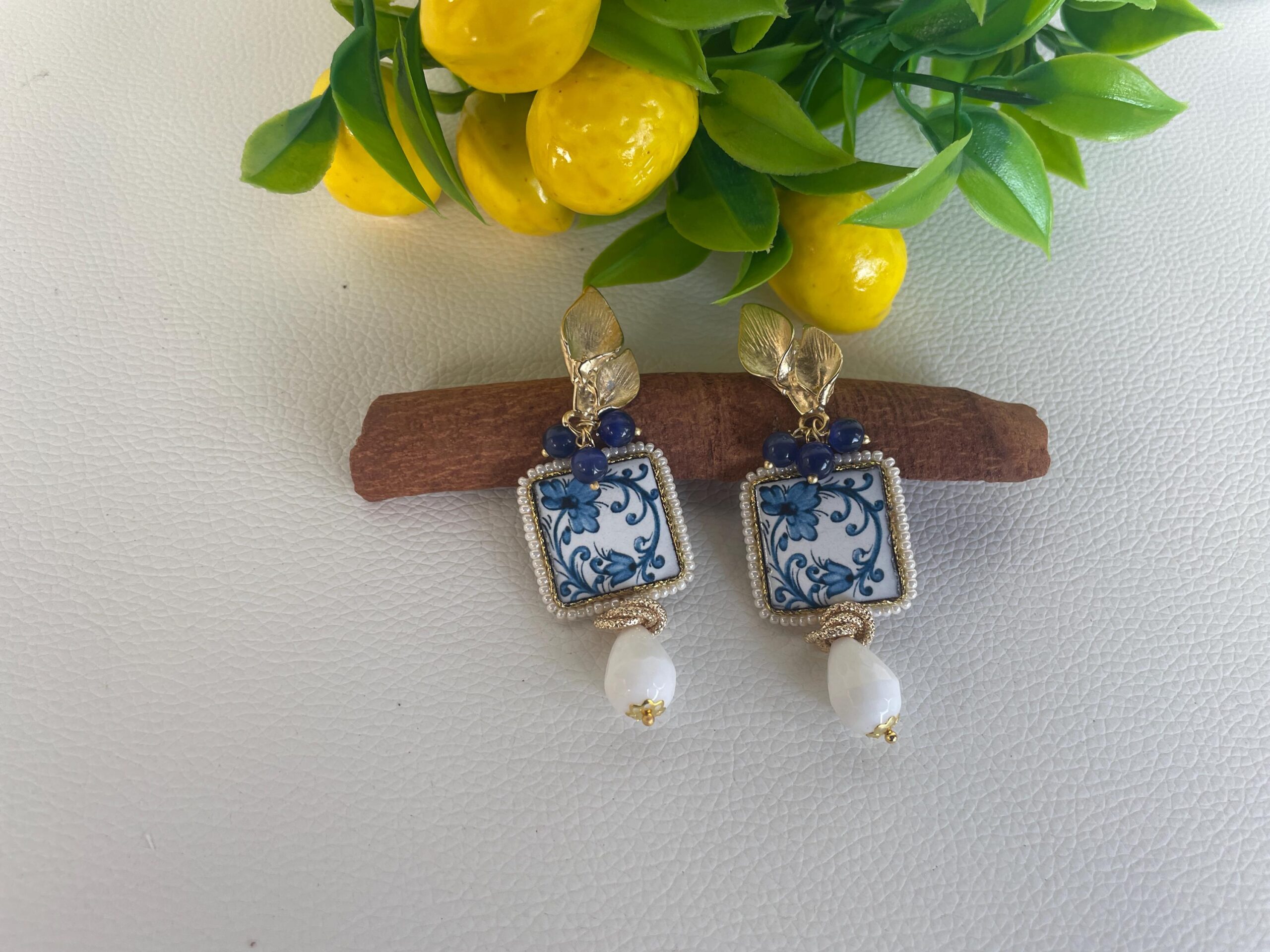 Orecchini siciliani, mattonella ceramica di Caltagirone, maiolica floreale, lapis blu e agata bianca Orecchini con Mattonelle Caltagirone