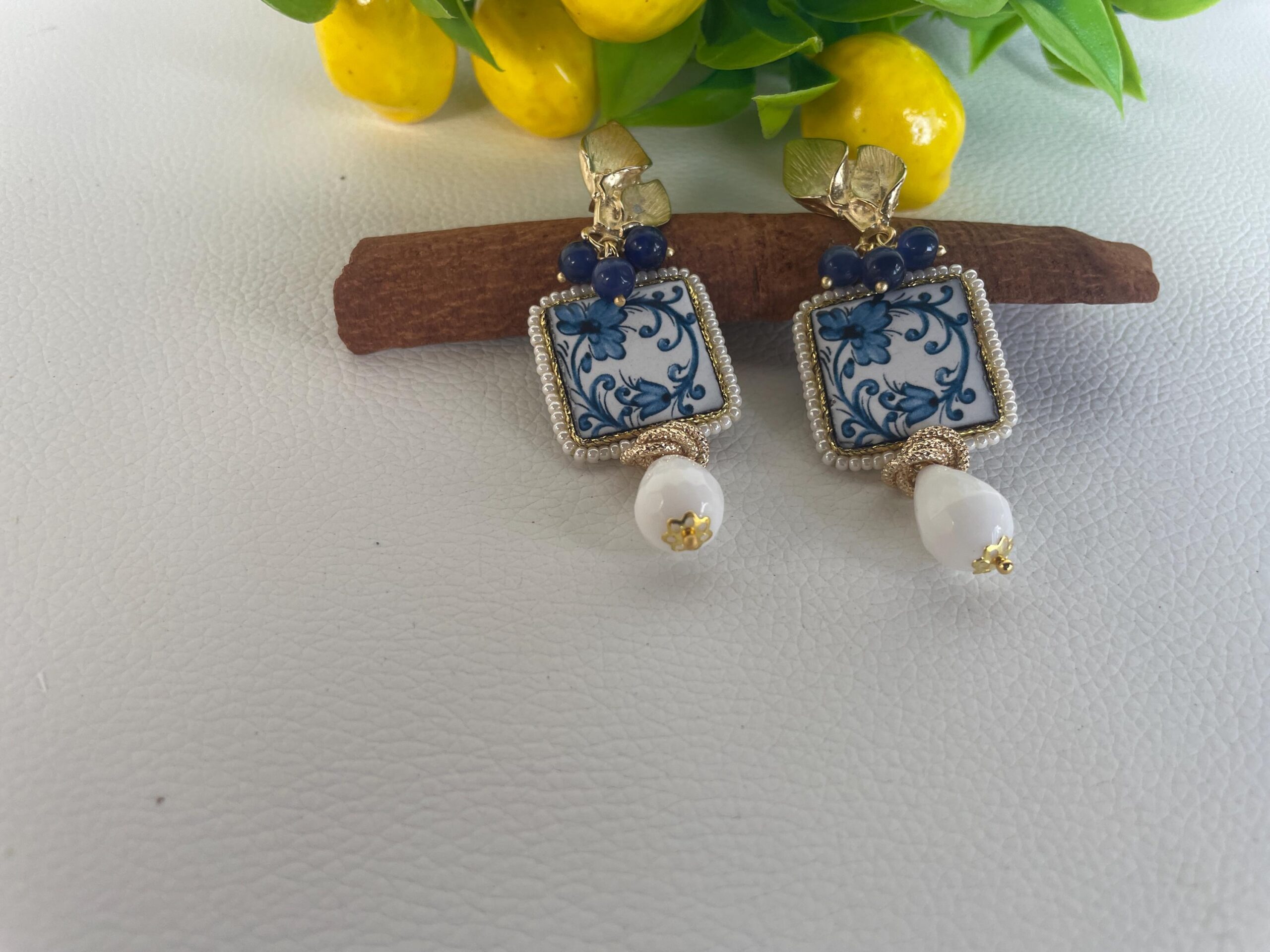 Orecchini siciliani, mattonella ceramica di Caltagirone, maiolica floreale, lapis blu e agata bianca Orecchini con Mattonelle Caltagirone