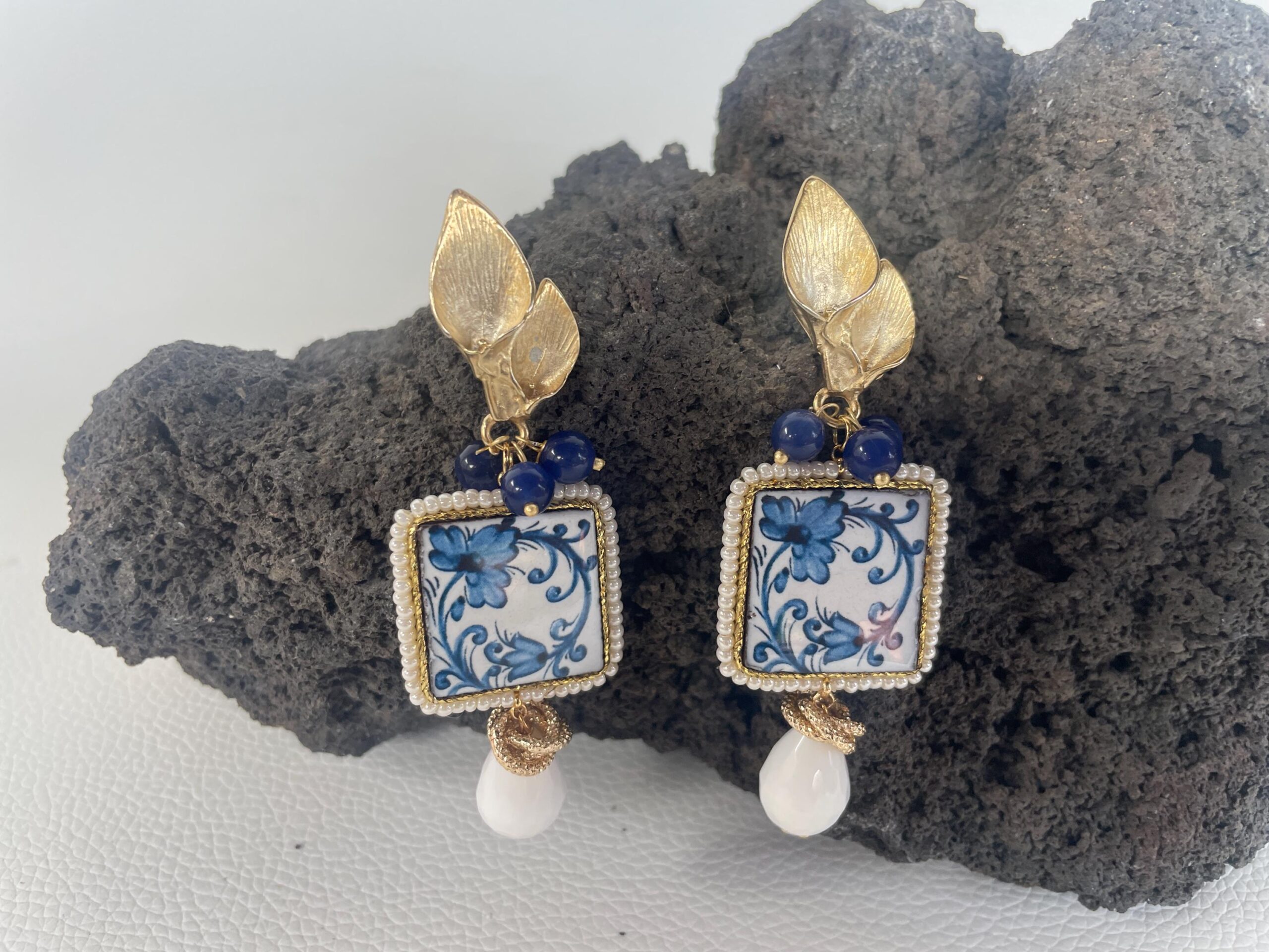 Orecchini siciliani, mattonella ceramica di Caltagirone, maiolica floreale, lapis blu e agata bianca Orecchini con Mattonelle Caltagirone