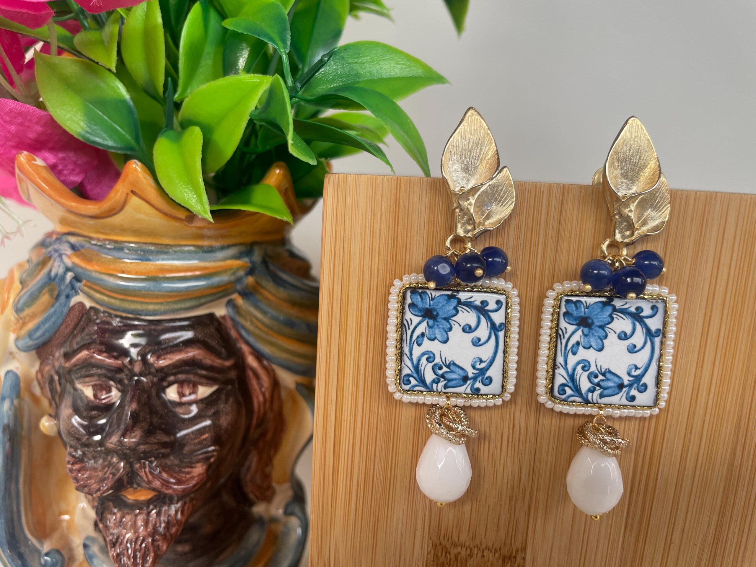 Orecchini siciliani, mattonella ceramica di Caltagirone, maiolica floreale, lapis blu e agata bianca Orecchini con Mattonelle Caltagirone