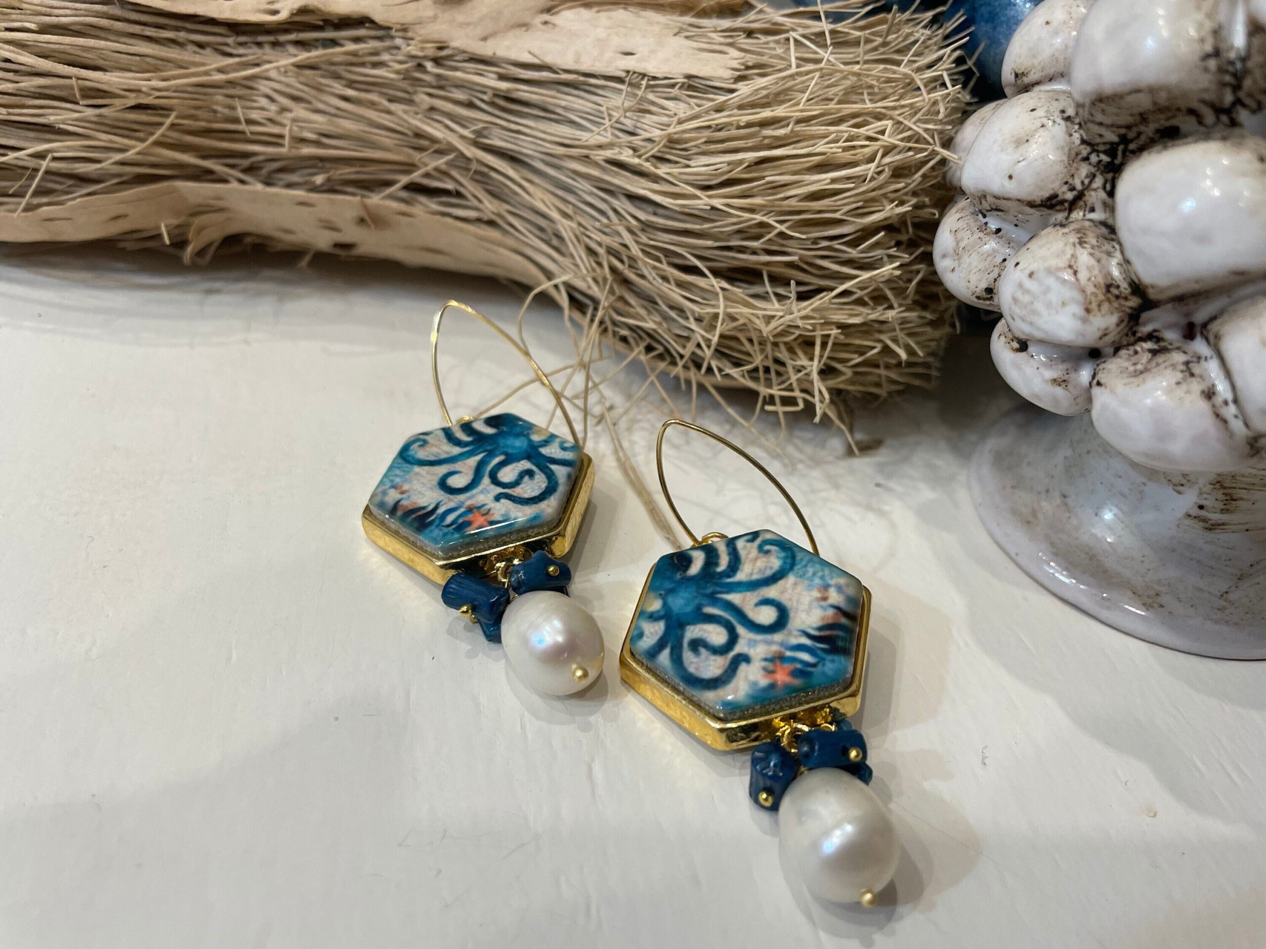Orecchini siciliani, gancio ovale, mattonella ceramica di caltagirone con polipi, chips blu e perla barocca Orecchini con Mattonelle Caltagirone
