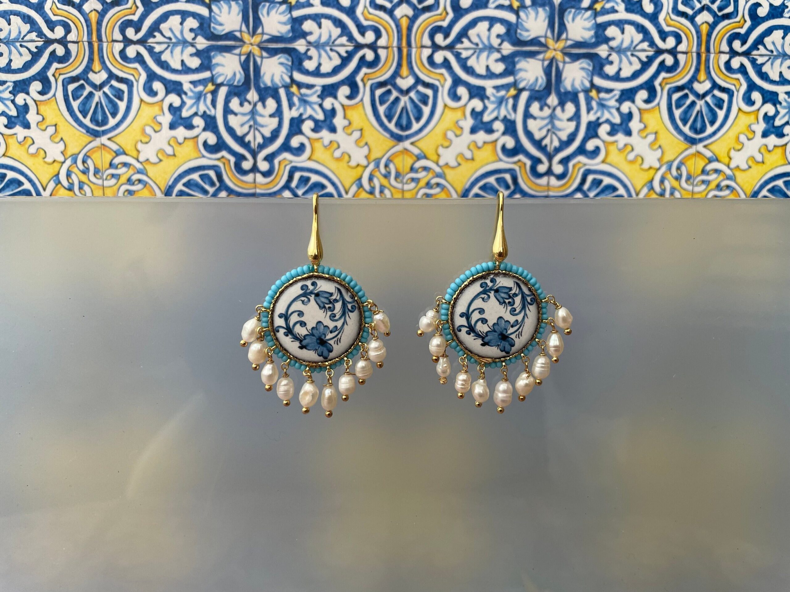 Orecchini pendenti, orecchini siciliani, orecchini con mattonella tonda di ceramica di caltagirone e perle di fiume, regalo per lei Orecchini con Mattonelle Caltagirone