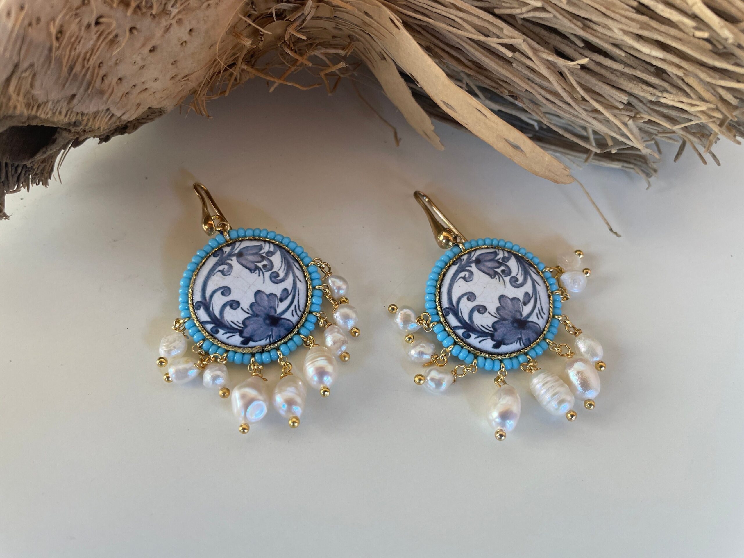 Orecchini pendenti, orecchini siciliani, orecchini con mattonella tonda di ceramica di caltagirone e perle di fiume, regalo per lei Orecchini con Mattonelle Caltagirone