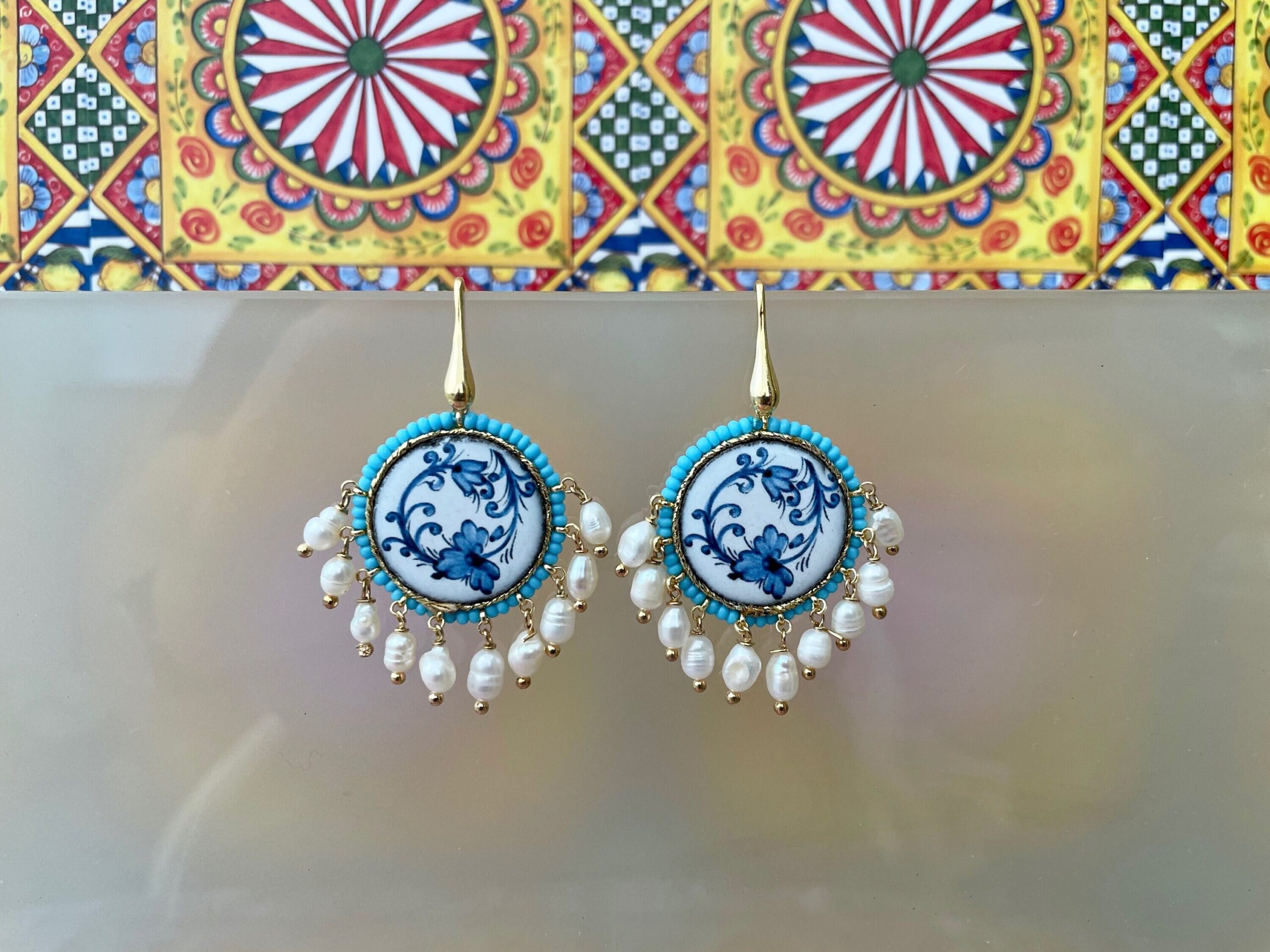 Orecchini pendenti, orecchini siciliani, orecchini con mattonella tonda di ceramica di caltagirone e perle di fiume, regalo per lei Orecchini con Mattonelle Caltagirone
