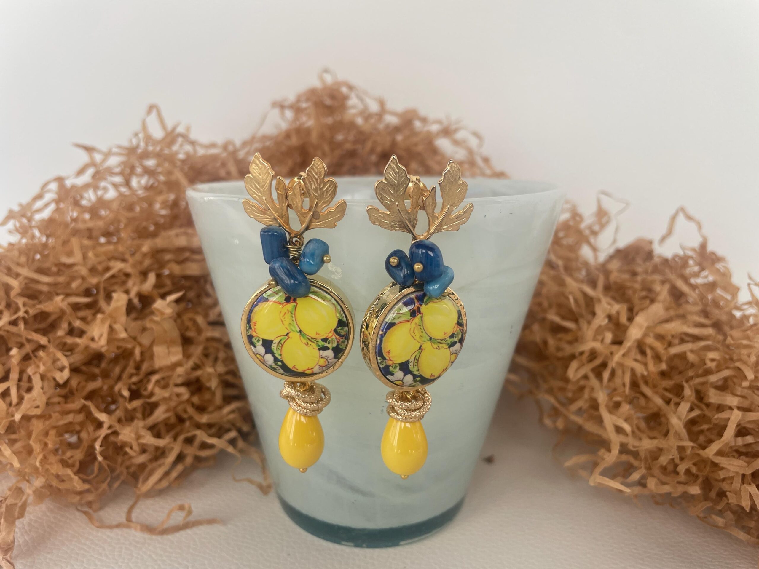 Orecchini siciliani con mattonella ceramica di Caltagirone, orecchini limoni, chips blu e goccia gialla, orecchini Caltagirone Limoni e Agrumi