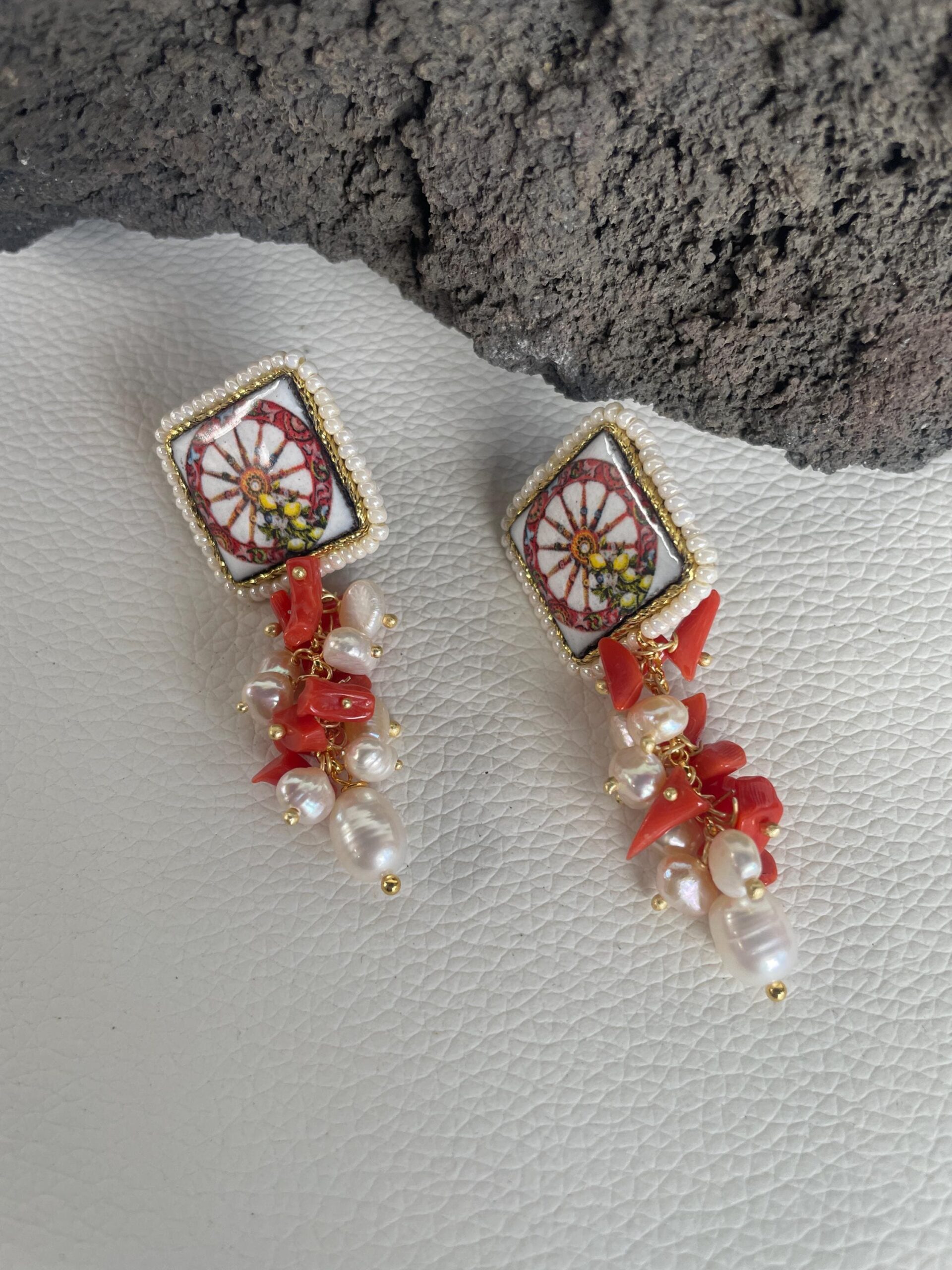 Orecchini pendenti, perno a scomparsa, mattonella ceramica di Caltagirone, grappolo di perle di fiume e coralli, regalo per lei Folklore siciliano