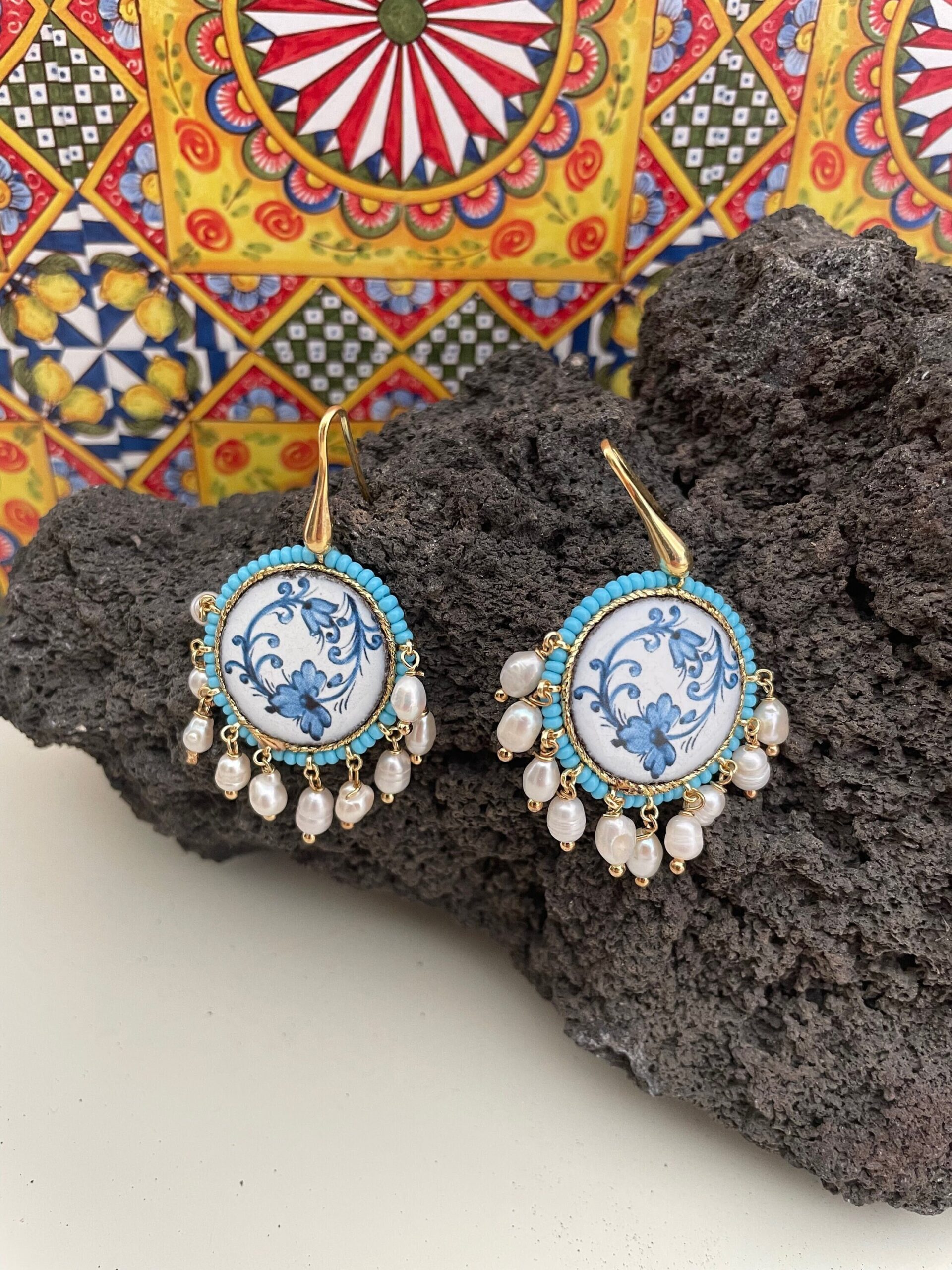 Orecchini pendenti, orecchini siciliani, orecchini con mattonella tonda di ceramica di caltagirone e perle di fiume, regalo per lei Orecchini con Mattonelle Caltagirone