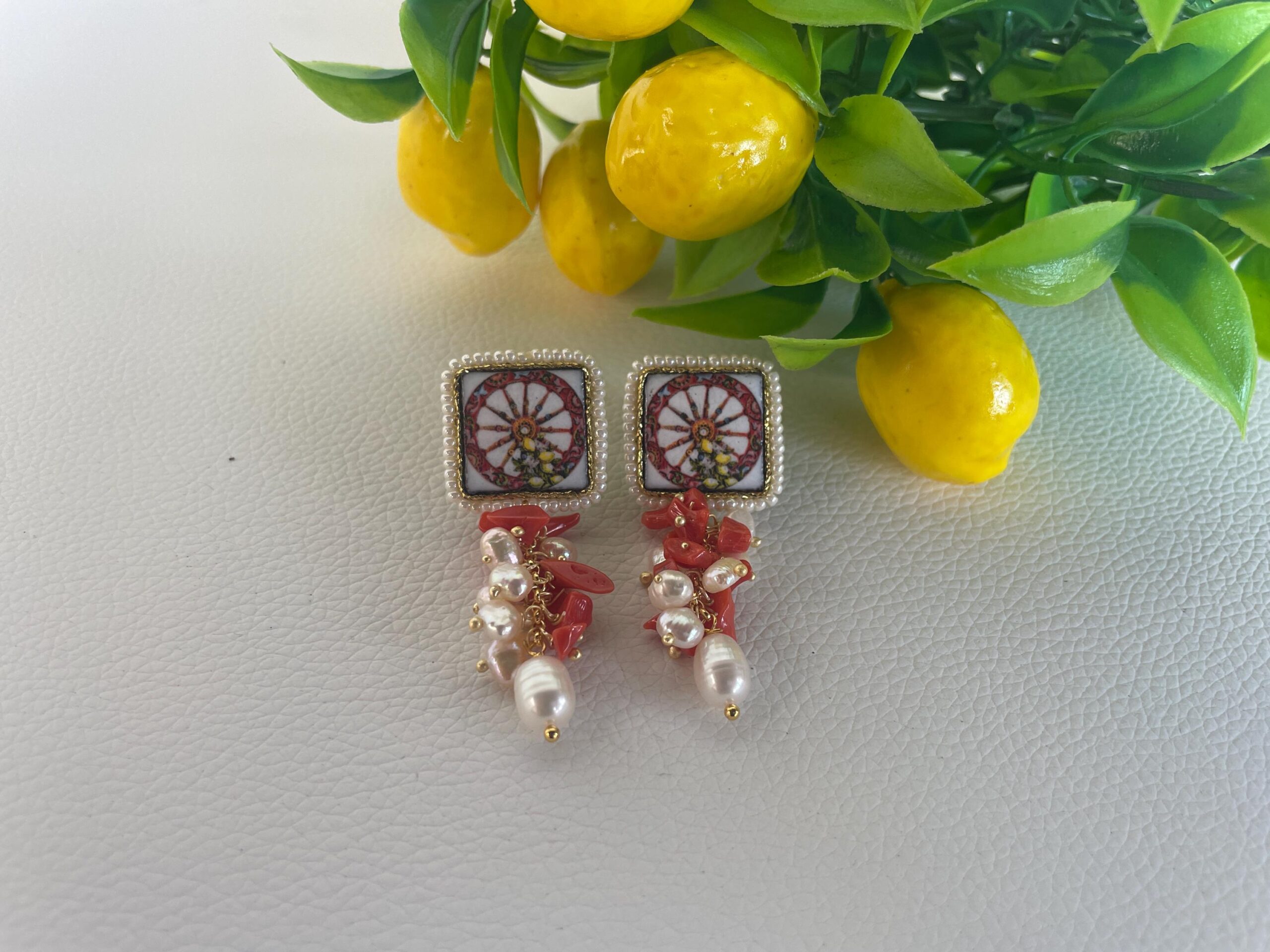 Orecchini pendenti, perno a scomparsa, mattonella ceramica di Caltagirone, grappolo di perle di fiume e coralli, regalo per lei Folklore siciliano