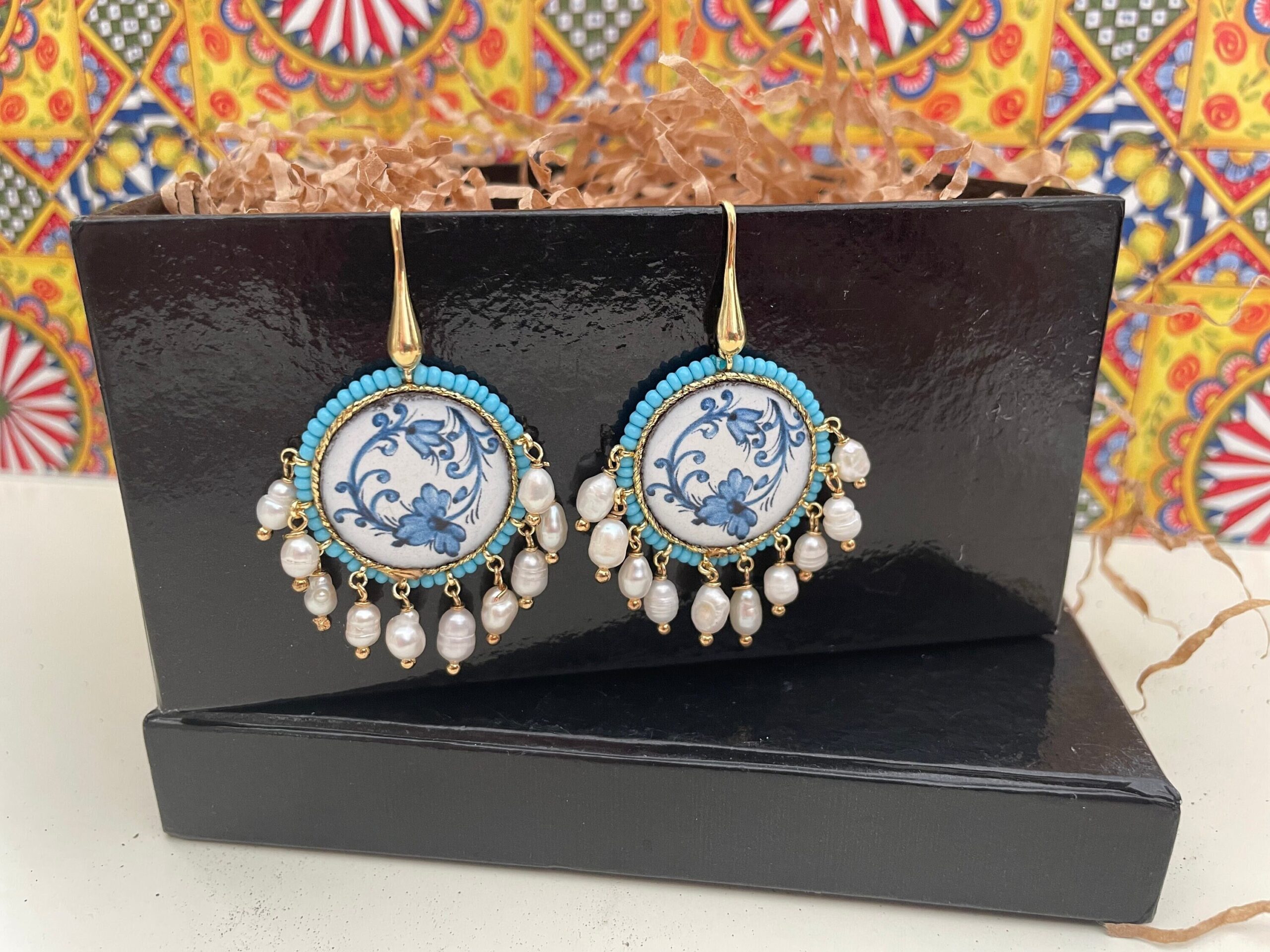 Orecchini pendenti, orecchini siciliani, orecchini con mattonella tonda di ceramica di caltagirone e perle di fiume, regalo per lei Orecchini con Mattonelle Caltagirone