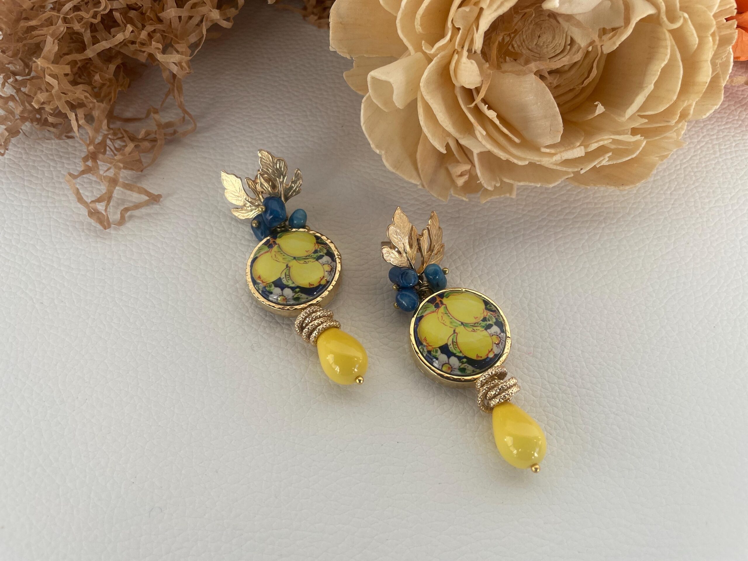 Orecchini siciliani con mattonella ceramica di Caltagirone, orecchini limoni, chips blu e goccia gialla, orecchini Caltagirone Limoni e Agrumi