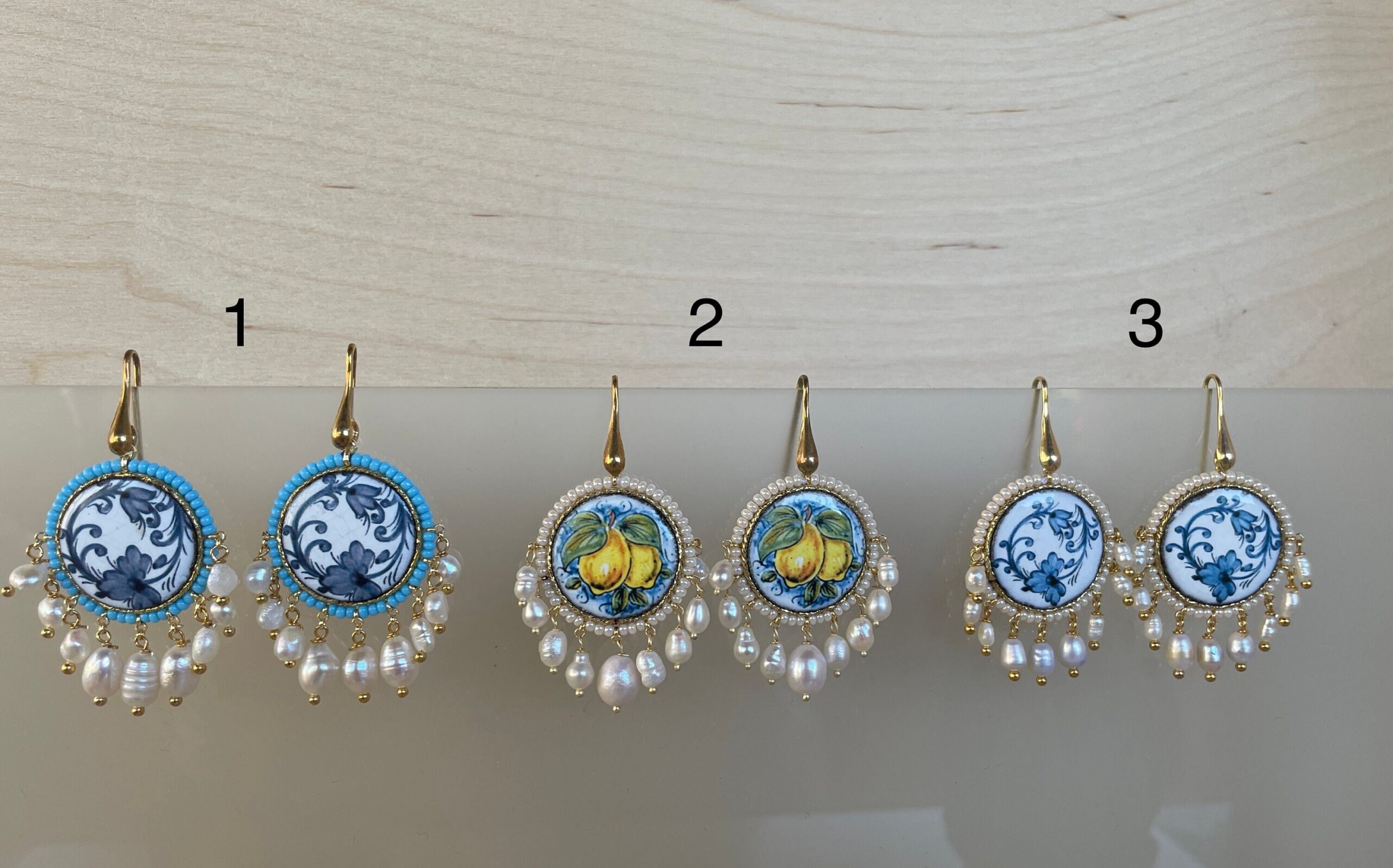 Orecchini pendenti, orecchini siciliani, orecchini con mattonella tonda di ceramica di caltagirone e perle di fiume, regalo per lei Orecchini con Mattonelle Caltagirone