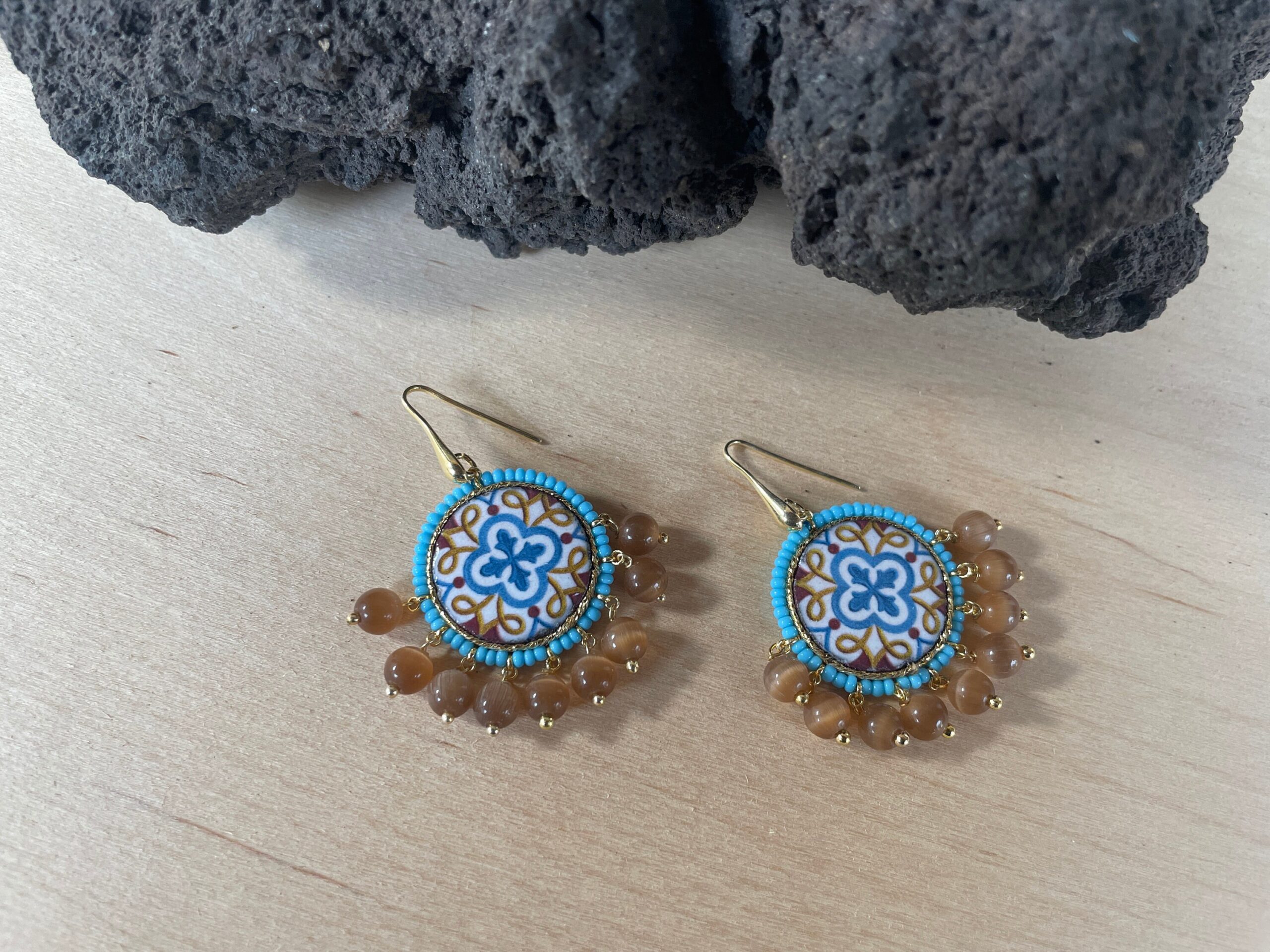 Orecchini pendenti, orecchini siciliani, orecchini con mattonella tonda di ceramica di Caltagirone, orecchini pendenti,  regalo per lei Orecchini con Mattonelle Caltagirone