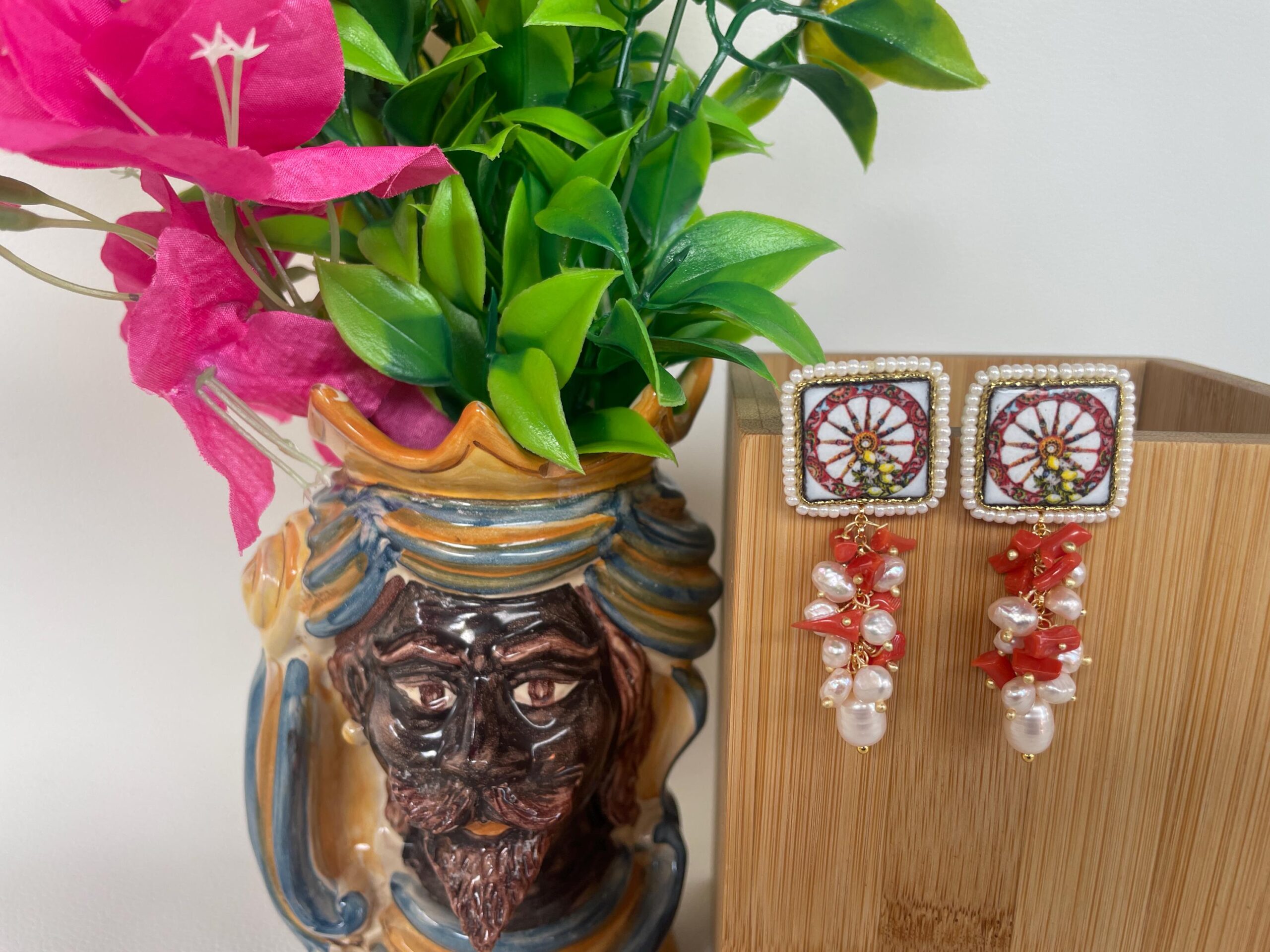 Orecchini pendenti, perno a scomparsa, mattonella ceramica di Caltagirone, grappolo di perle di fiume e coralli, regalo per lei Folklore siciliano