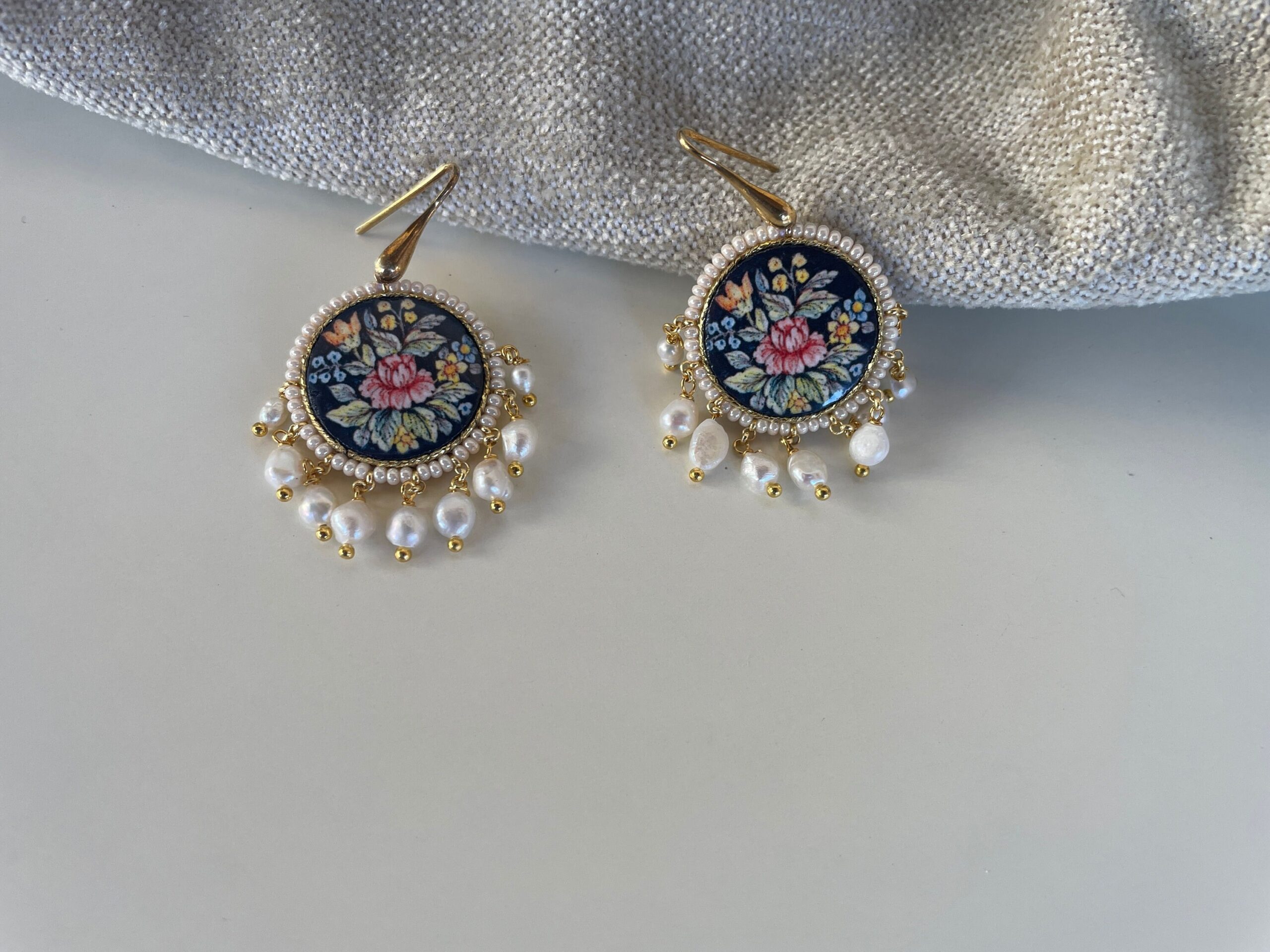 Orecchini Caltagirone e perle di fiume, mattonella maiolica siciliana, gancio argento, fantasia Fiori. Orecchini con Mattonelle Caltagirone