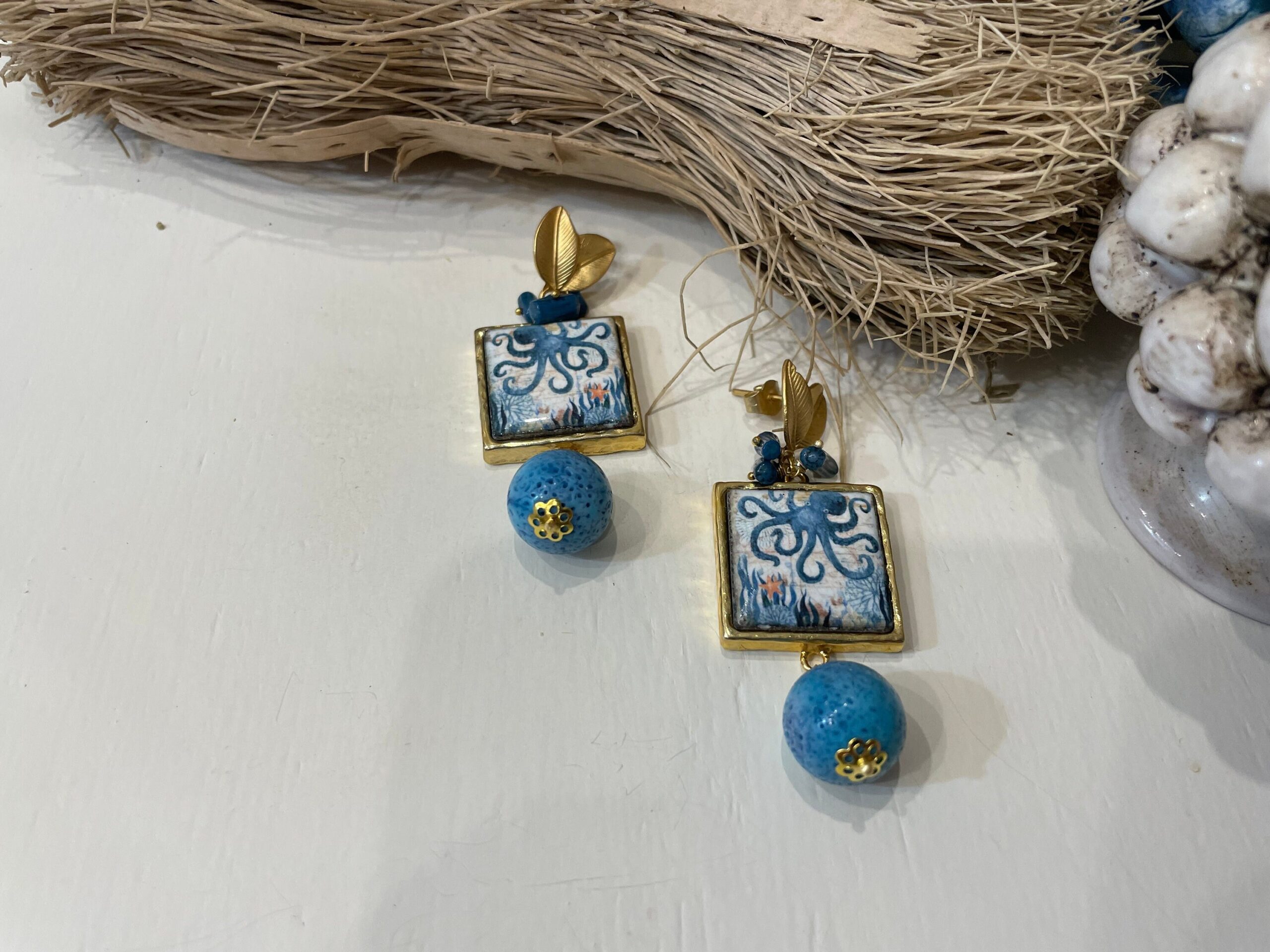Orecchini siciliani, mattonella ceramica di Caltagirone, polipo, chips blu e turchese Orecchini con Mattonelle Caltagirone