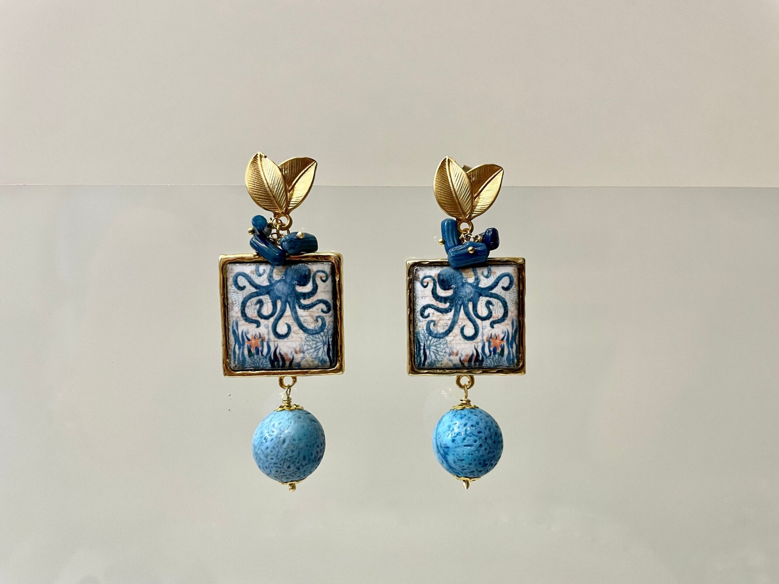 Orecchini siciliani, mattonella ceramica di Caltagirone, polipo, chips blu e turchese Orecchini con Mattonelle Caltagirone