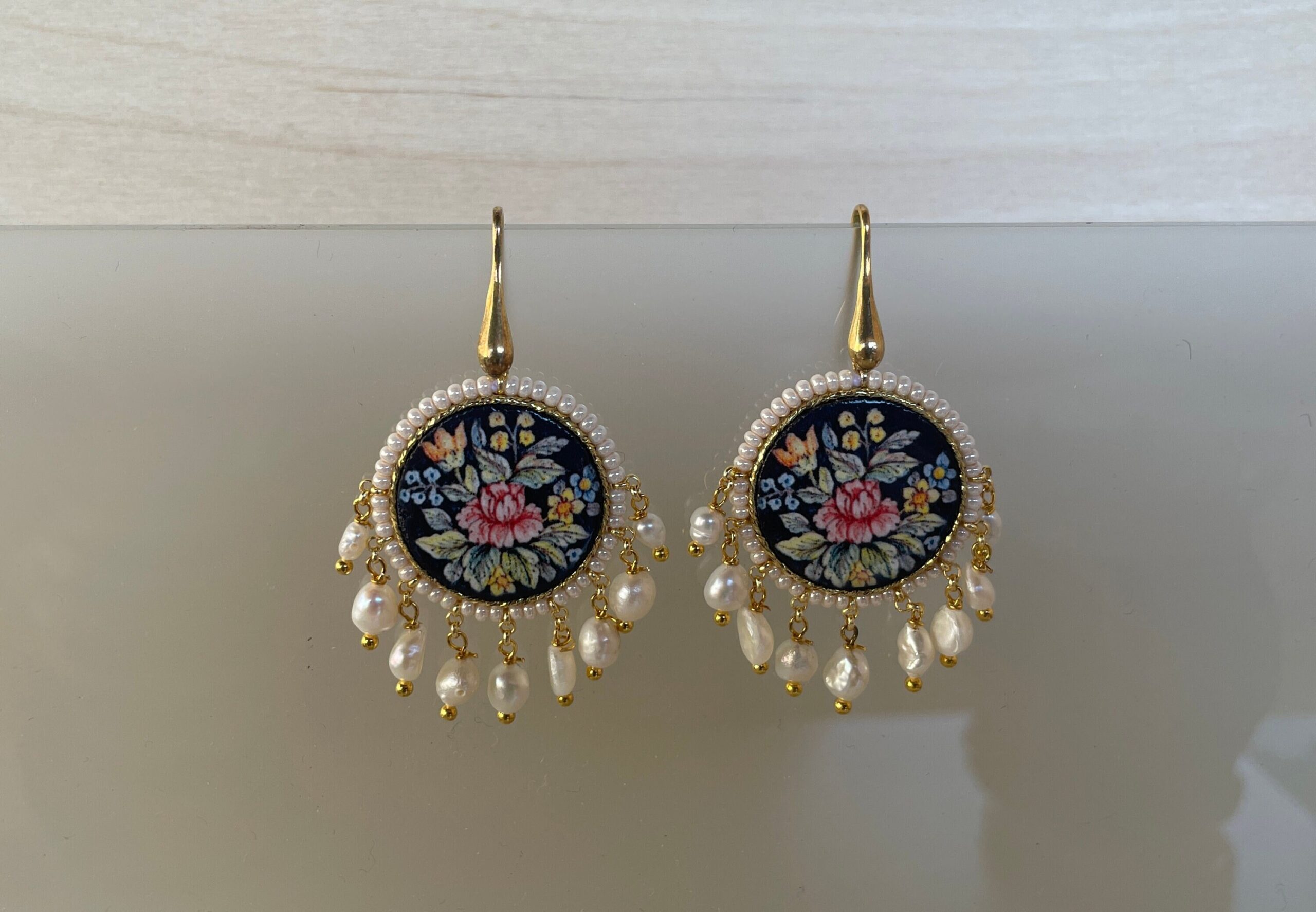 Orecchini Caltagirone e perle di fiume, mattonella maiolica siciliana, gancio argento, fantasia Fiori. Orecchini con Mattonelle Caltagirone