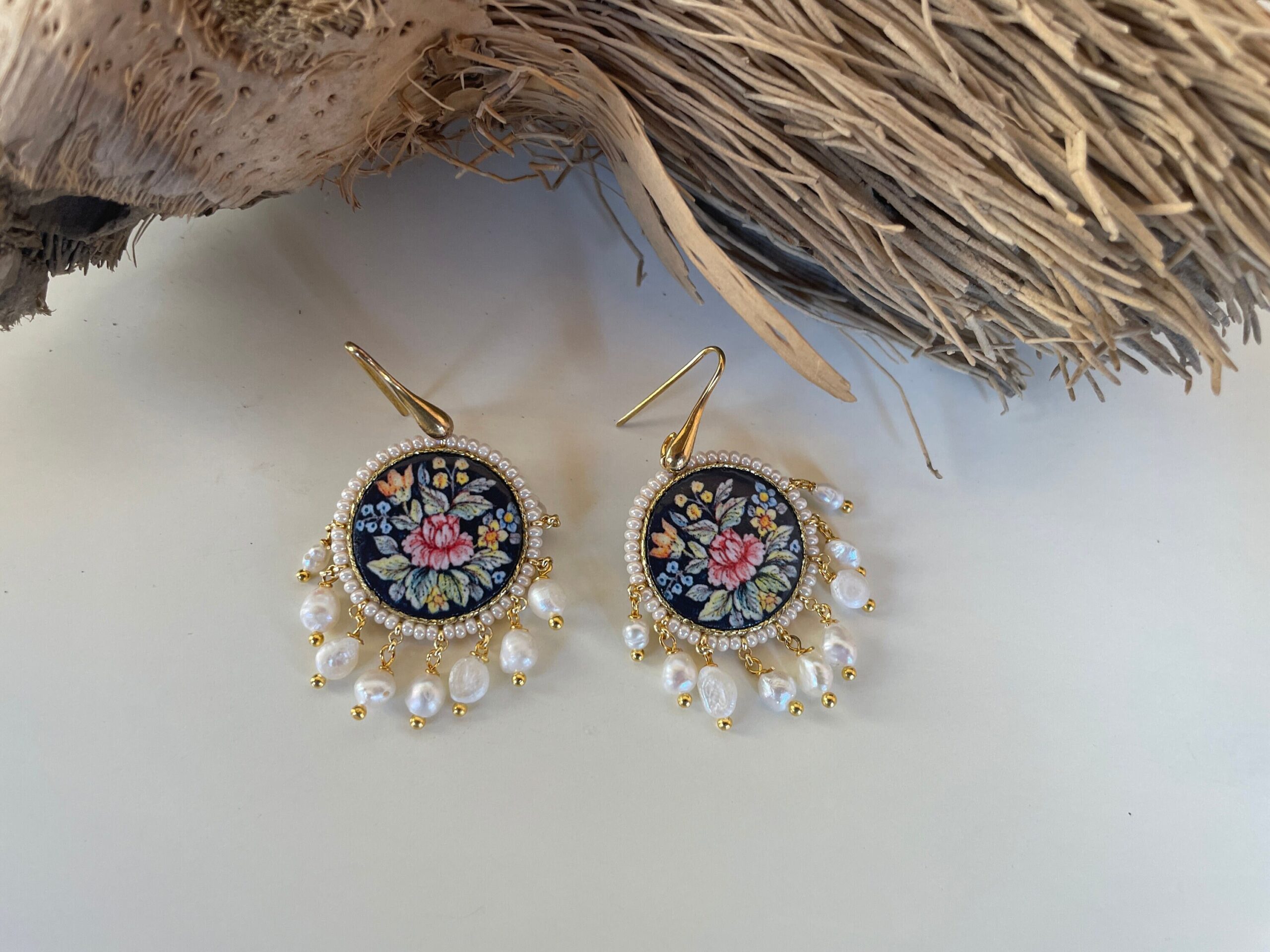 Orecchini Caltagirone e perle di fiume, mattonella maiolica siciliana, gancio argento, fantasia Fiori. Orecchini con Mattonelle Caltagirone