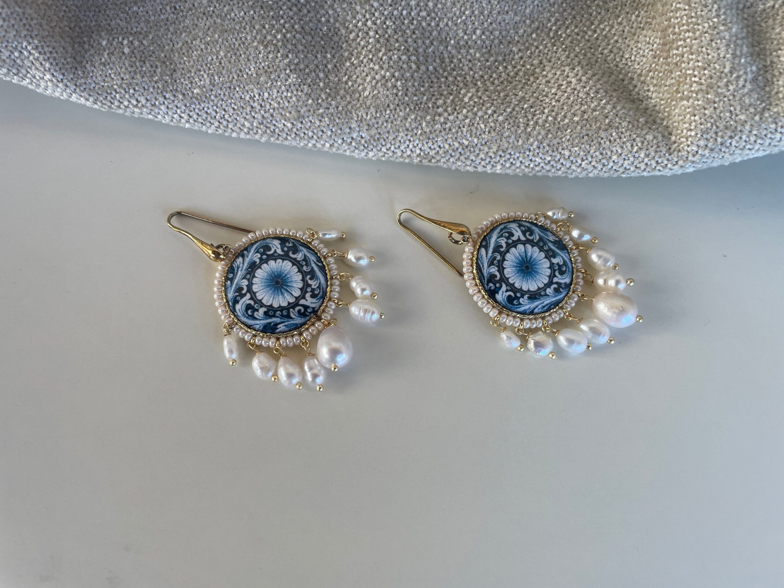 Orecchini mattonella tonda di ceramica di Caltagirone e perle di fiume, orecchini argento pendenti, orecchini siciliani, regalo per lei Orecchini con Mattonelle Caltagirone