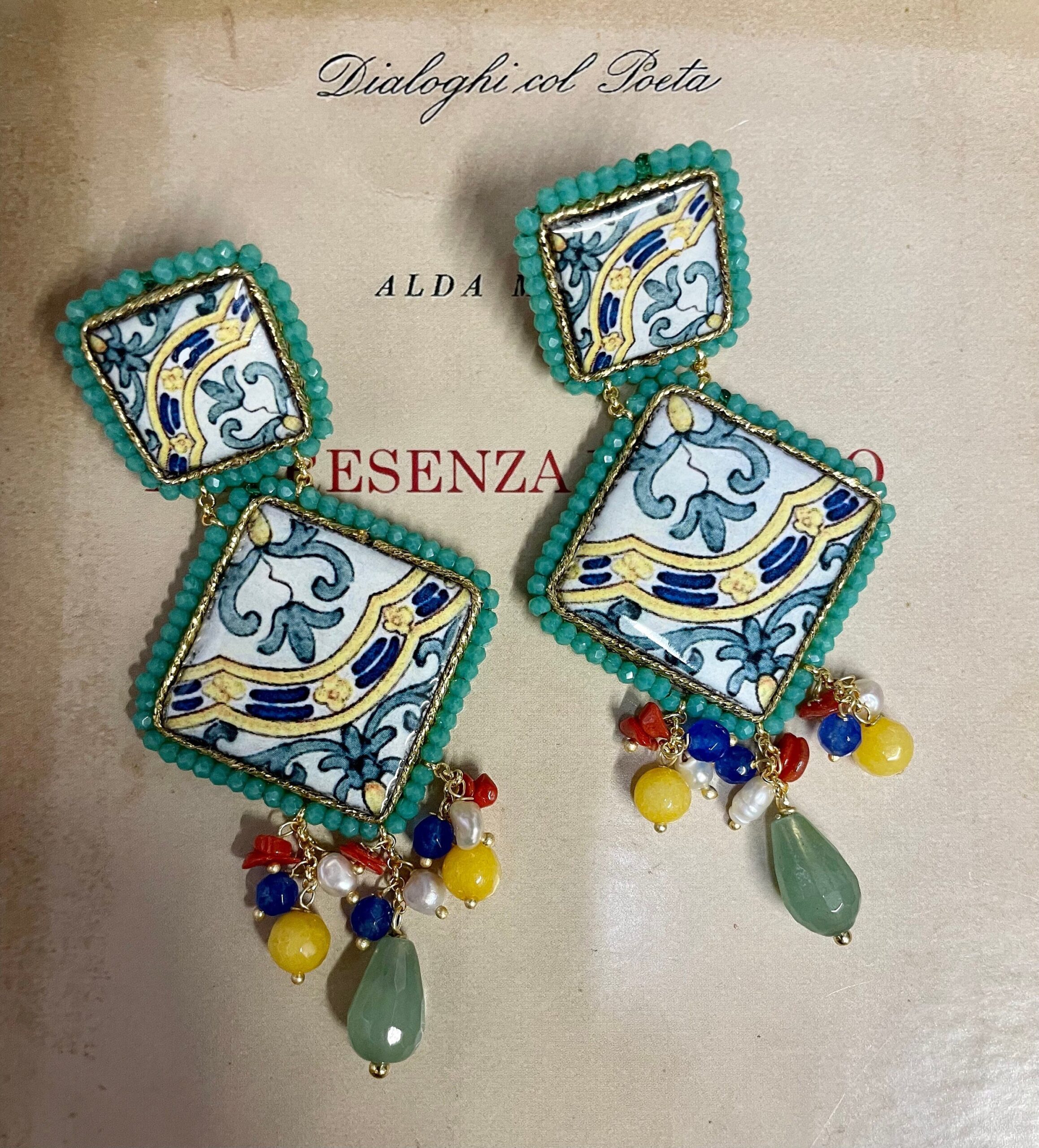 Orecchini siciliani con mattonelle di ceramica di Caltagirone e varie perle colorate Orecchini con Mattonelle Caltagirone