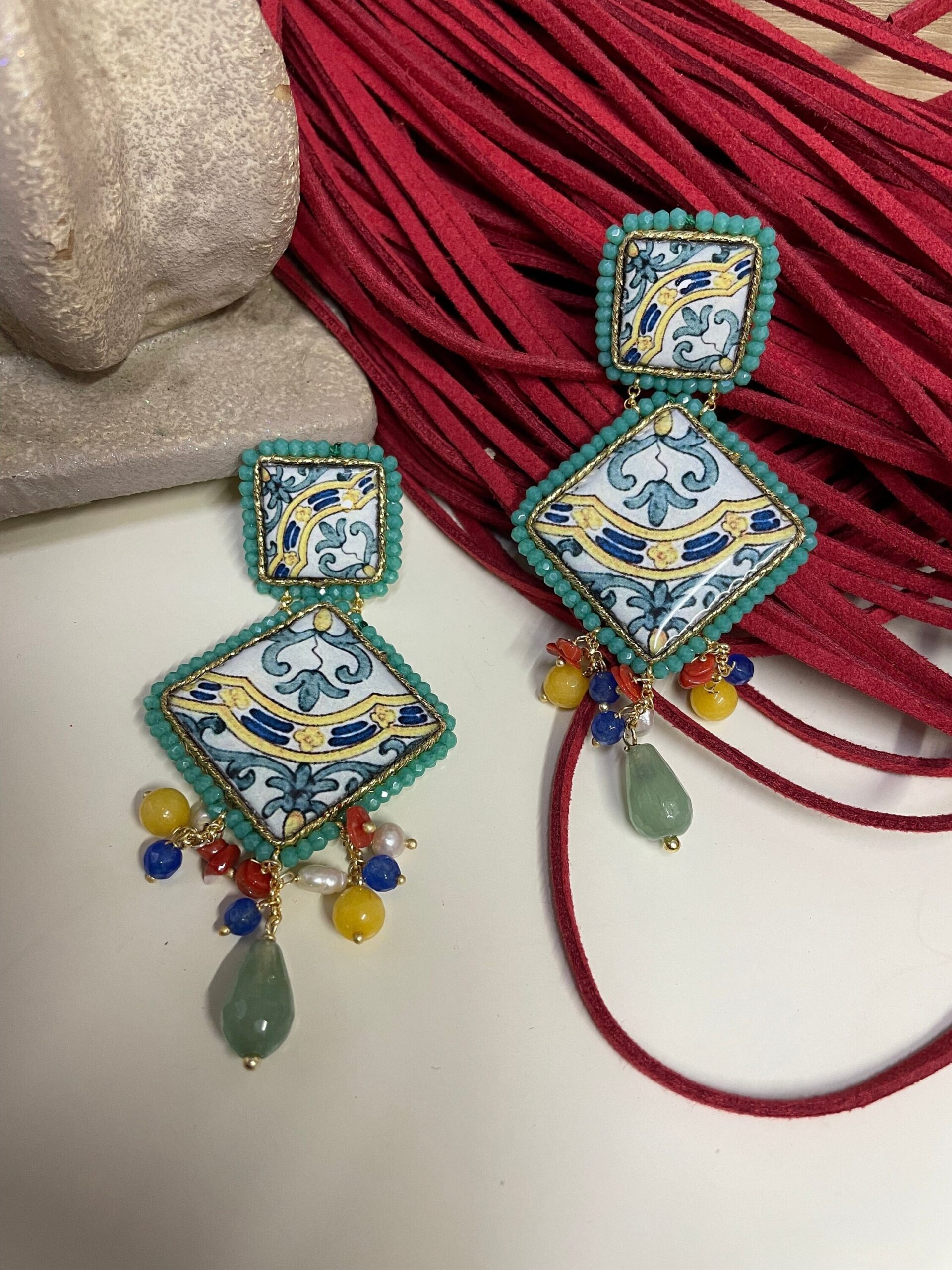 Orecchini siciliani con mattonelle di ceramica di Caltagirone e varie perle colorate Orecchini con Mattonelle Caltagirone