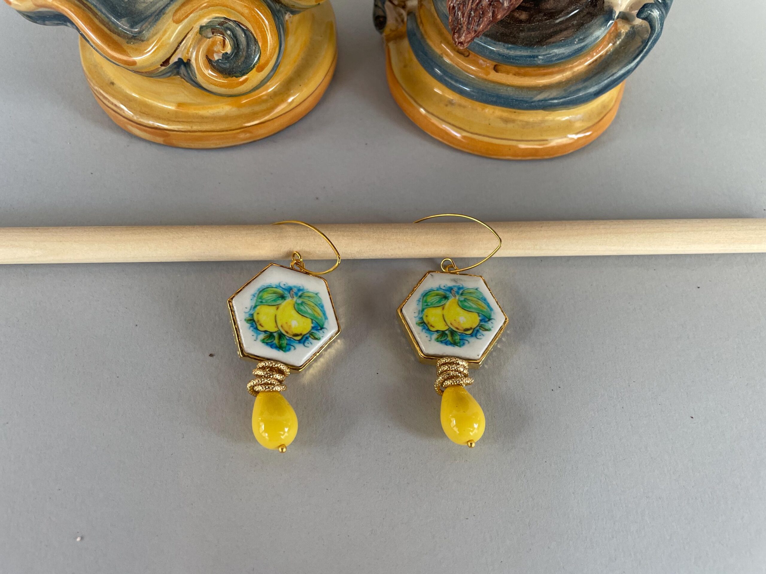 Orecchini siciliani, gancio ovale, mattonella ceramica di Caltagirone con limoni, perla a goccia gialla Limoni e Agrumi