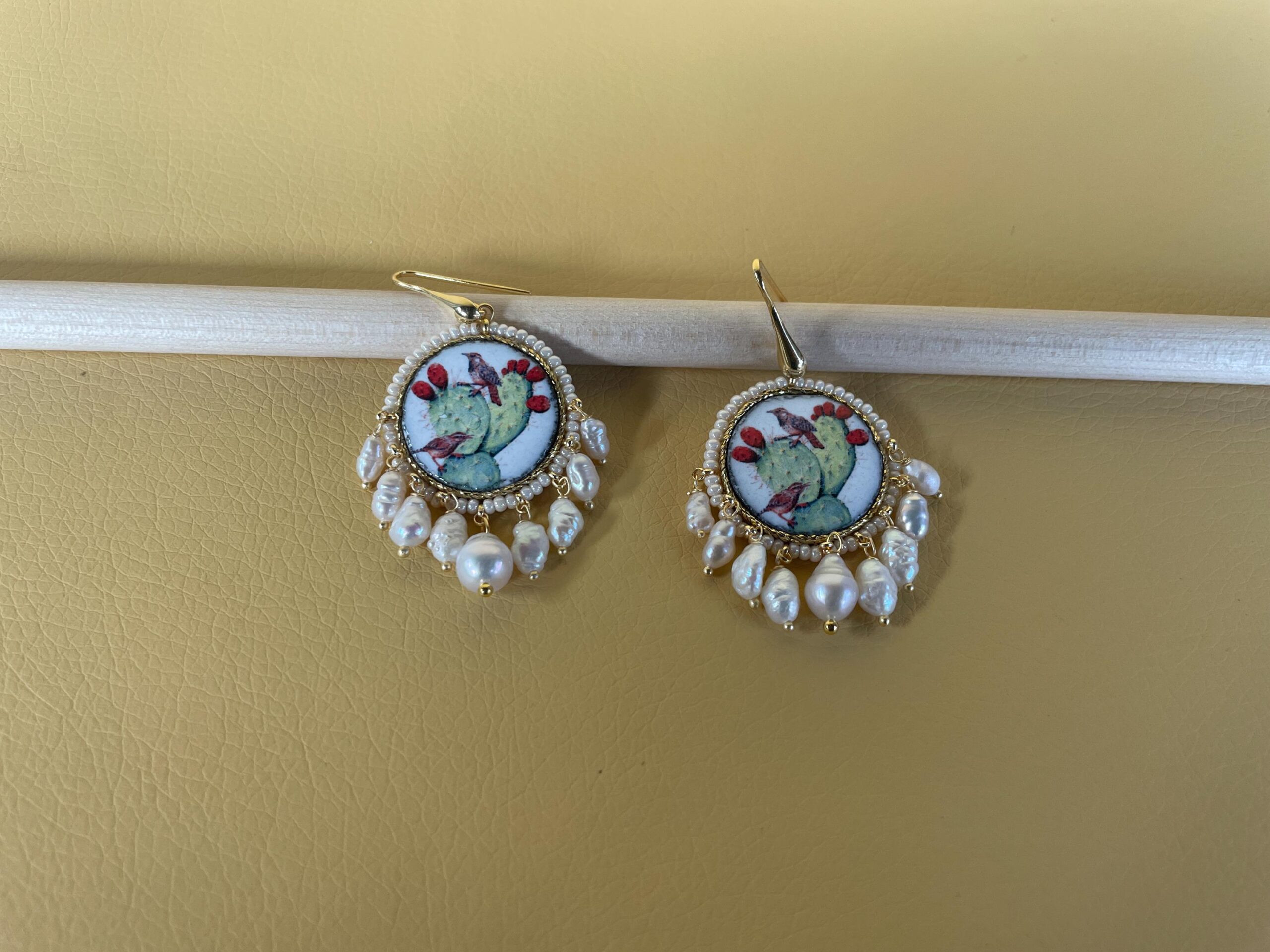 Orecchini argento, con mattonella tonda in Ceramica di Caltagirone, Fico d’India e perle di fiume Fichi d'India e cactus