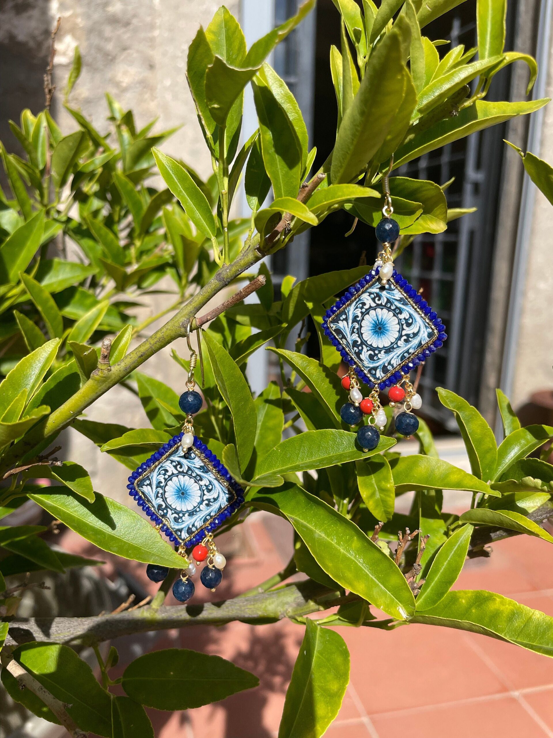 Orecchini siciliani con mattonella di ceramica di caltagirone, orecchini con grappoli di perle di fiume e pietre miste, orecchini maxi Orecchini con Mattonelle Caltagirone