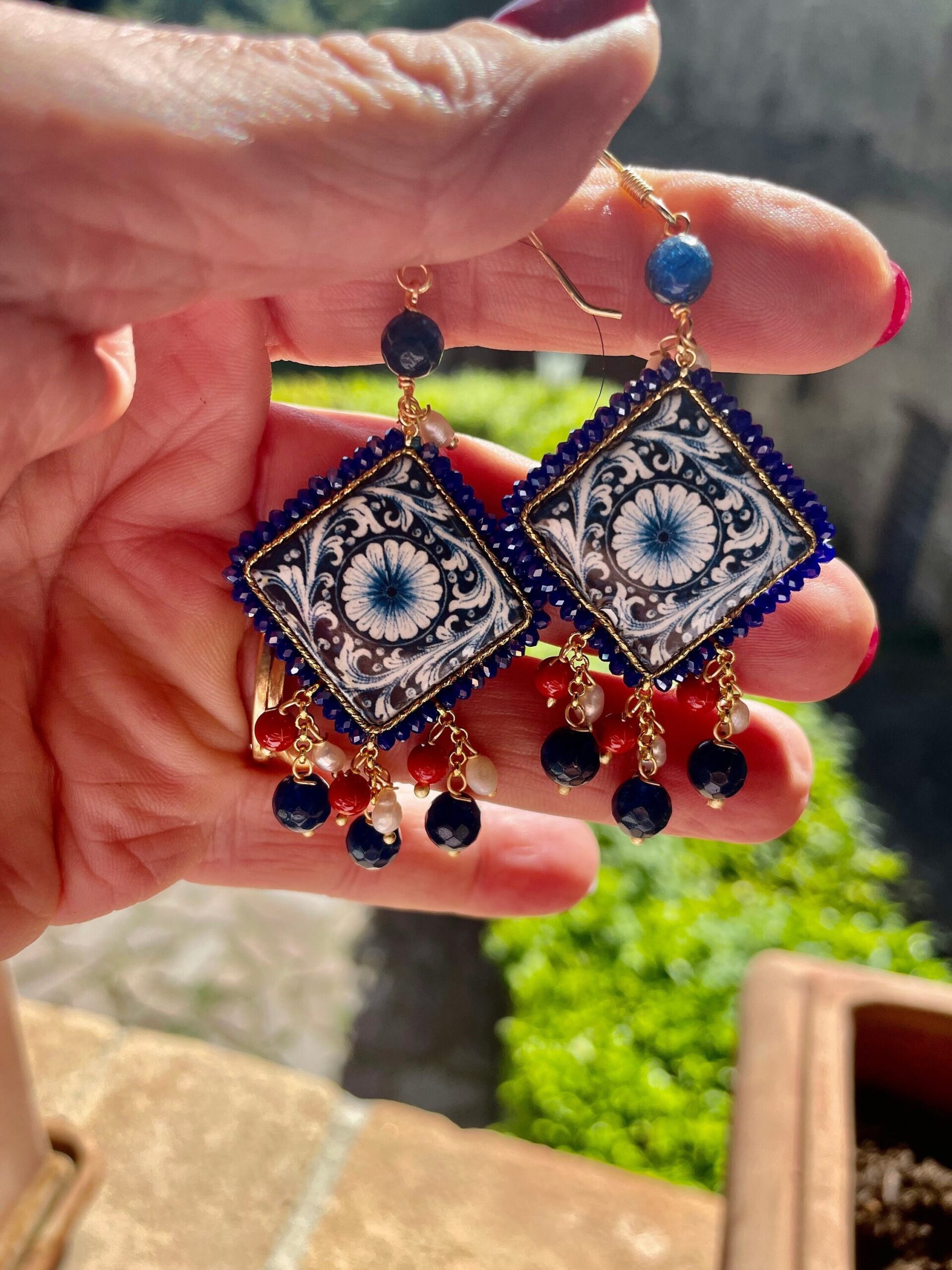 Orecchini siciliani con mattonella di ceramica di caltagirone, orecchini con grappoli di perle di fiume e pietre miste, orecchini maxi Orecchini con Mattonelle Caltagirone