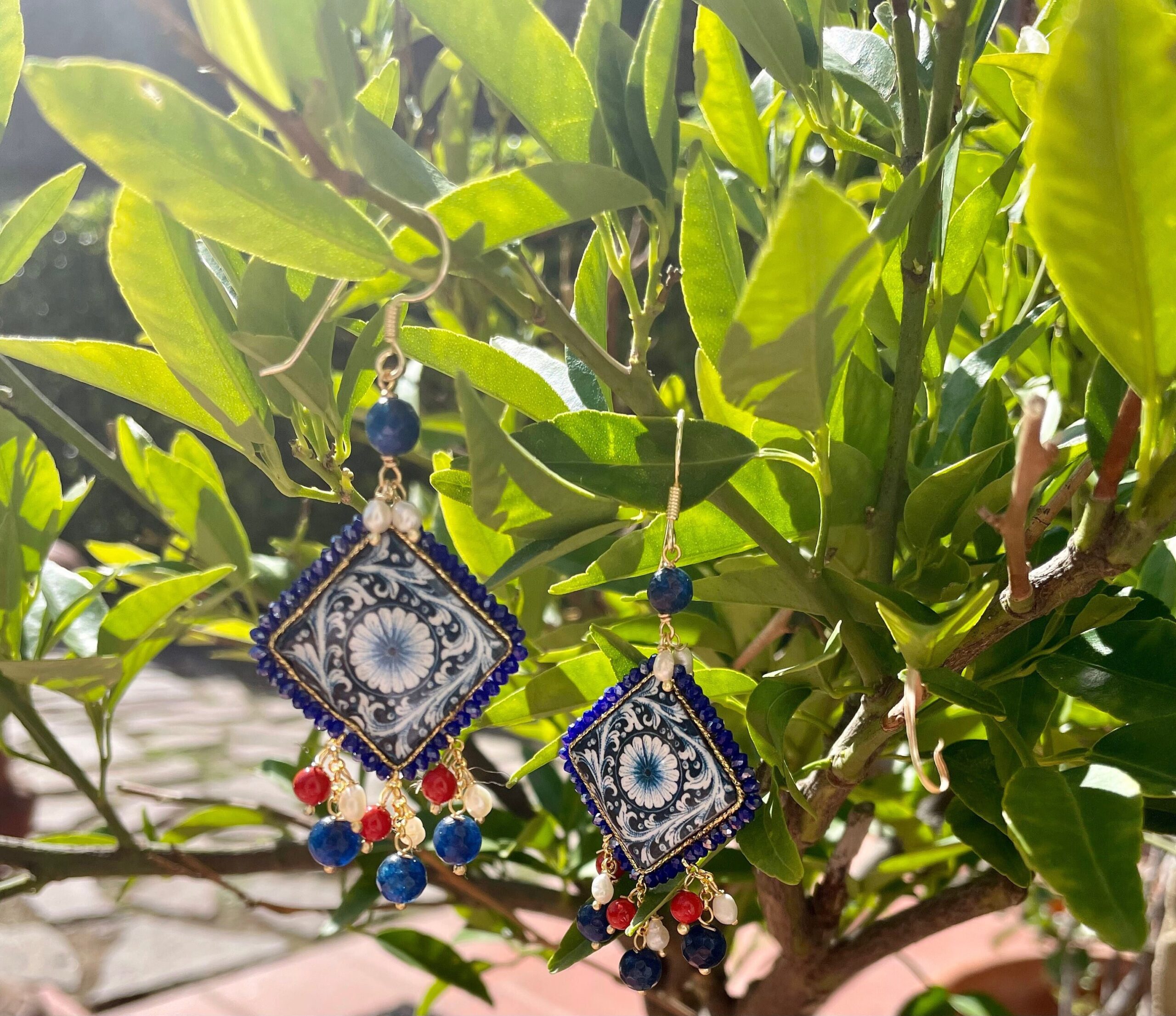 Orecchini siciliani con mattonella di ceramica di caltagirone, orecchini con grappoli di perle di fiume e pietre miste, orecchini maxi Orecchini con Mattonelle Caltagirone