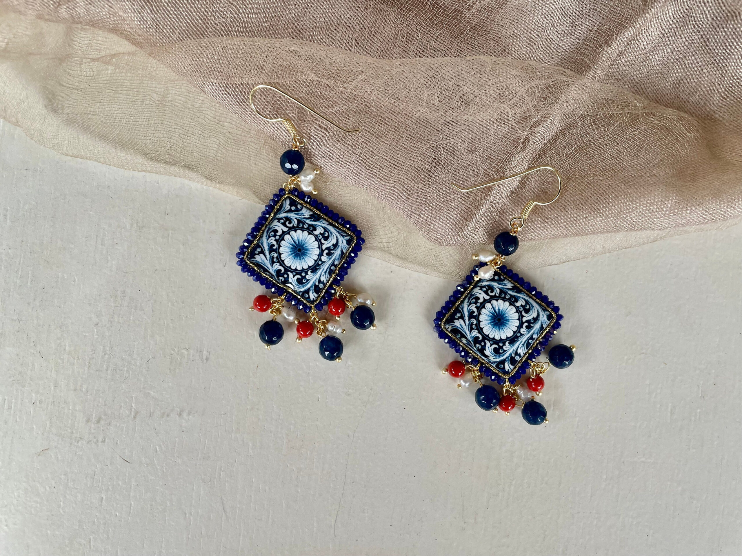 Orecchini siciliani con mattonella di ceramica di caltagirone, orecchini con grappoli di perle di fiume e pietre miste, orecchini maxi Orecchini con Mattonelle Caltagirone