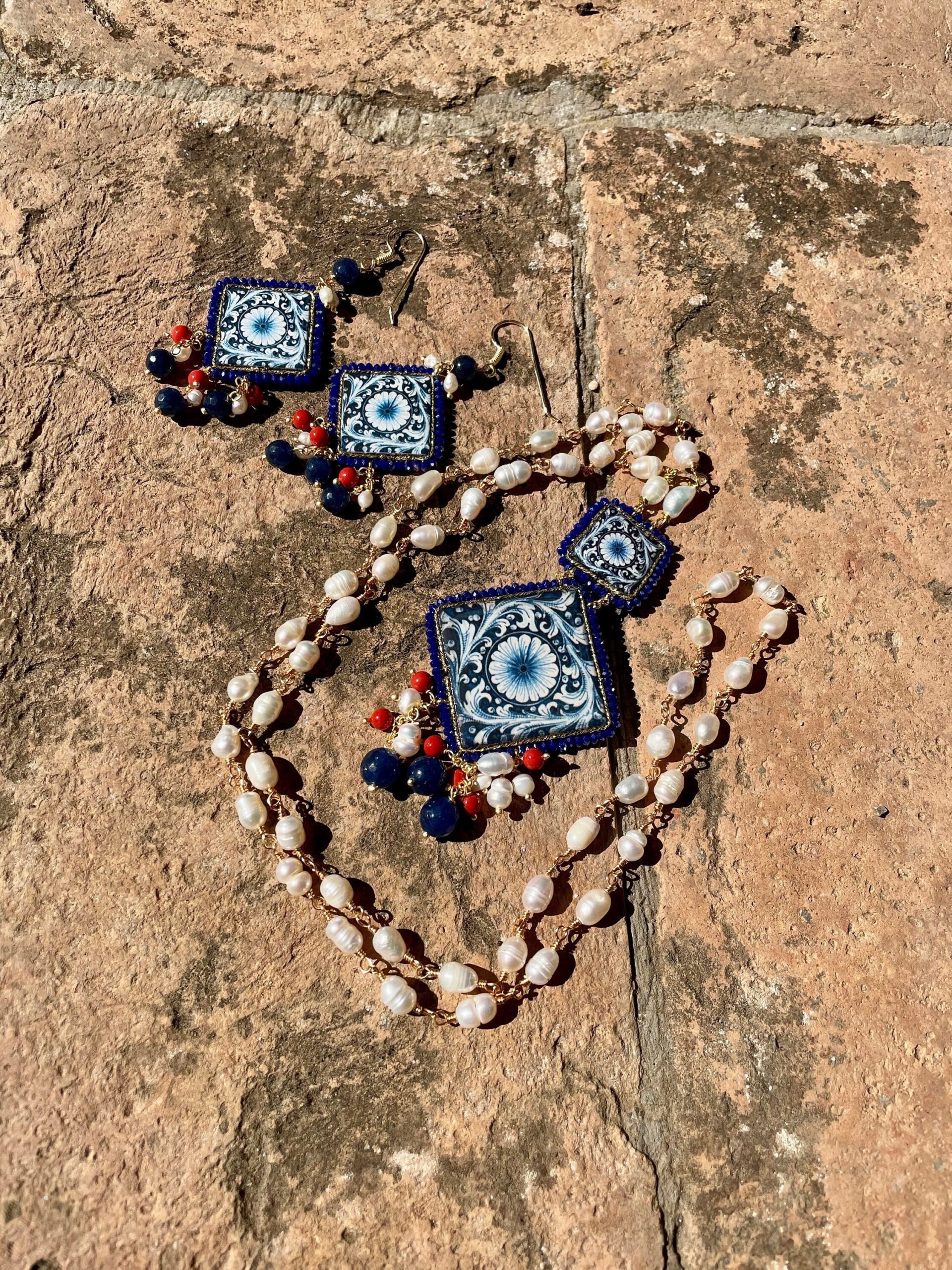 Orecchini siciliani con mattonella di ceramica di caltagirone, orecchini con grappoli di perle di fiume e pietre miste, orecchini maxi Orecchini con Mattonelle Caltagirone