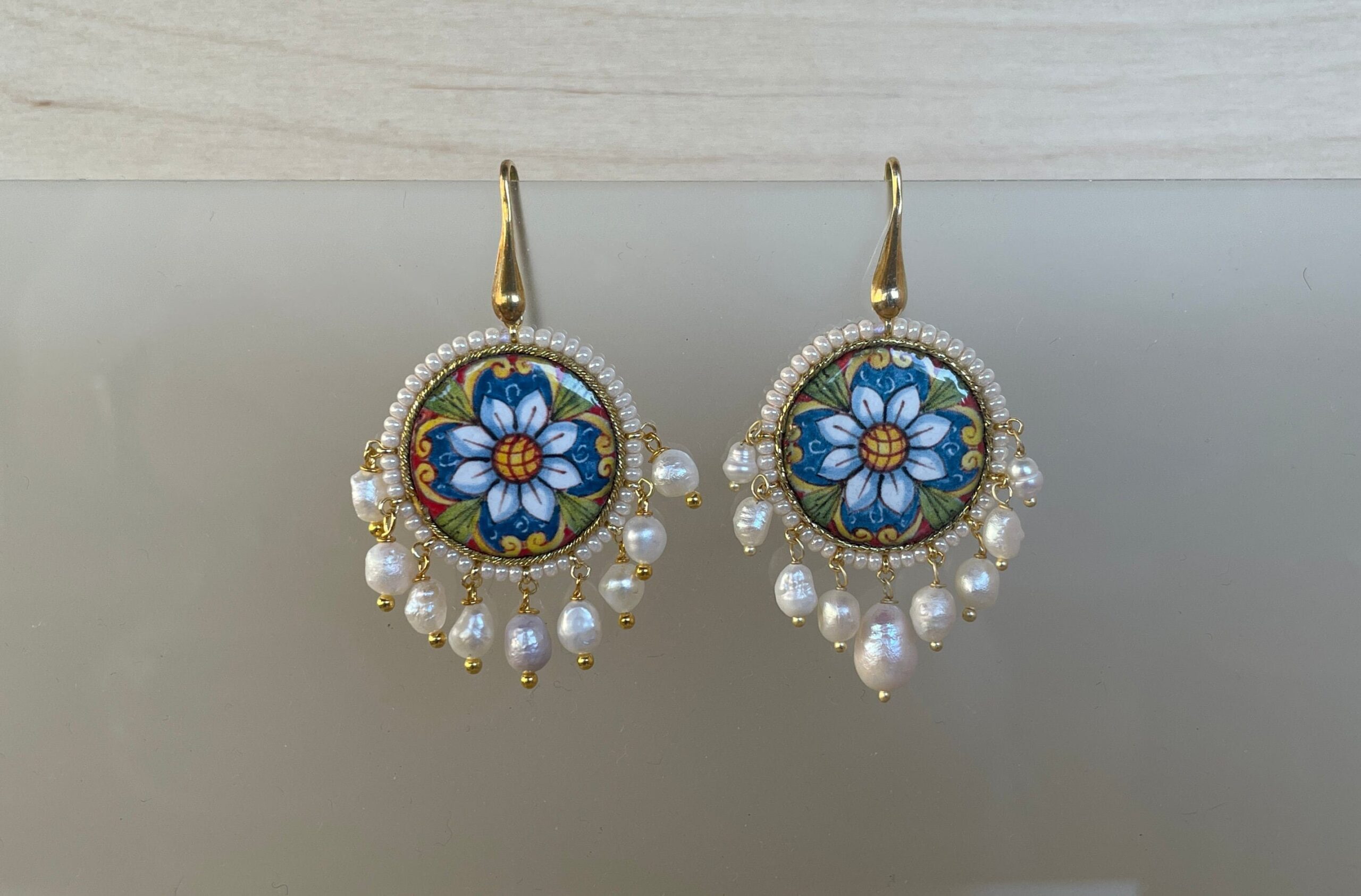 Orecchini argento pendenti, orecchini siciliani, orecchini mattonella tonda di ceramica di Caltagirone e perle di fiume, regalo per lei Orecchini con Mattonelle Caltagirone