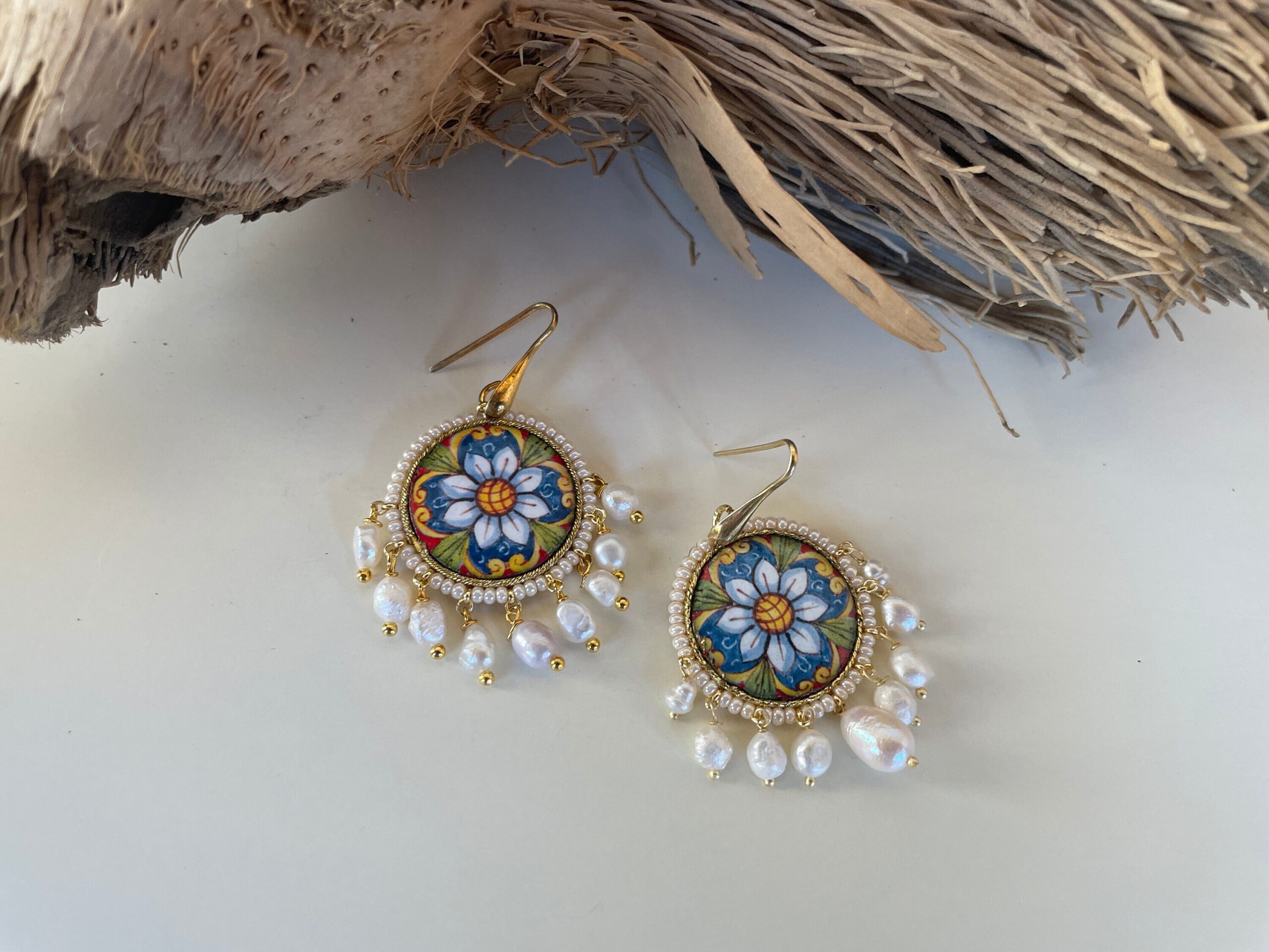 Orecchini argento pendenti, orecchini siciliani, orecchini mattonella tonda di ceramica di Caltagirone e perle di fiume, regalo per lei Orecchini con Mattonelle Caltagirone