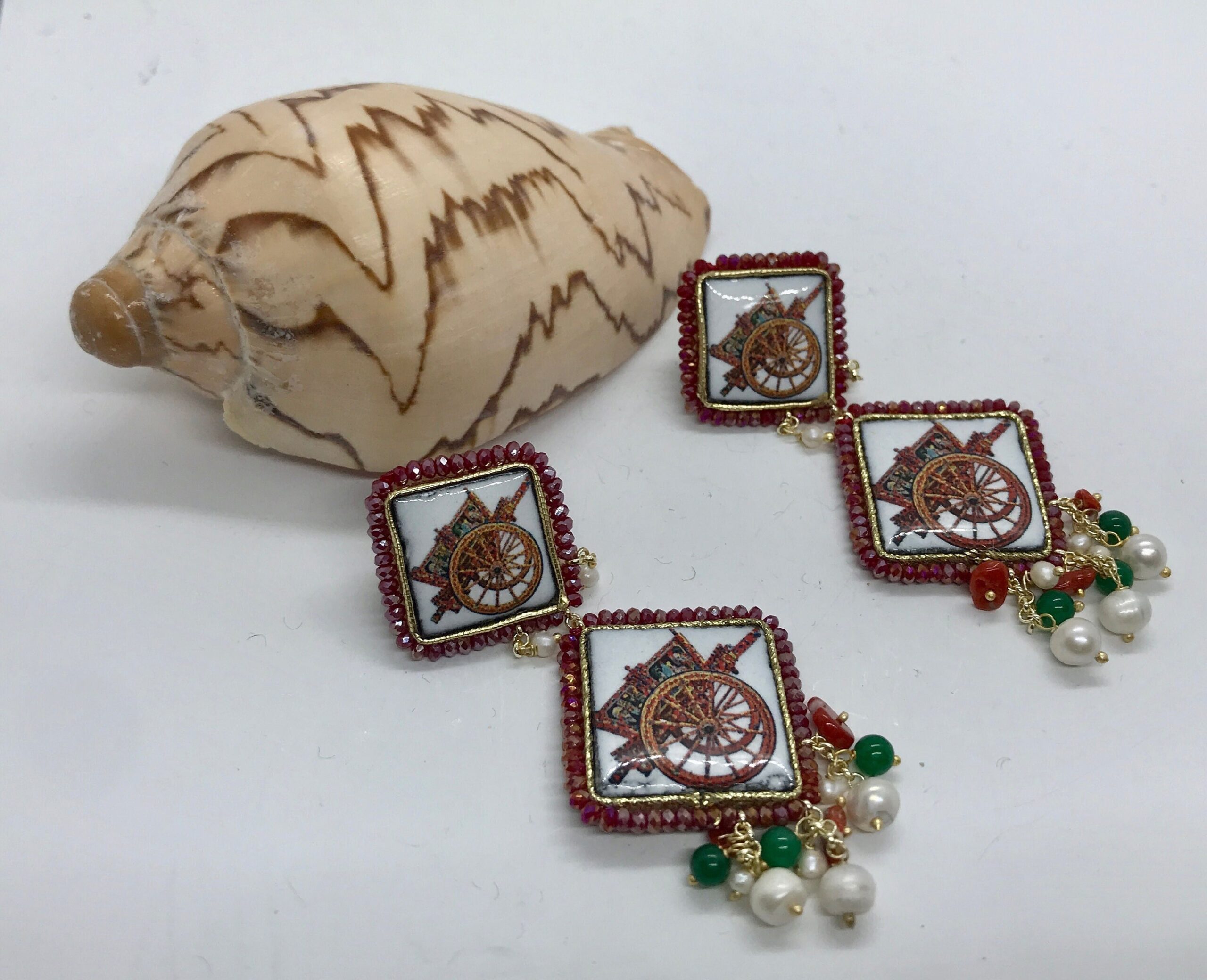 Orecchini siciliani con mattonelle di ceramica di Caltagirone e perle miste Folklore siciliano