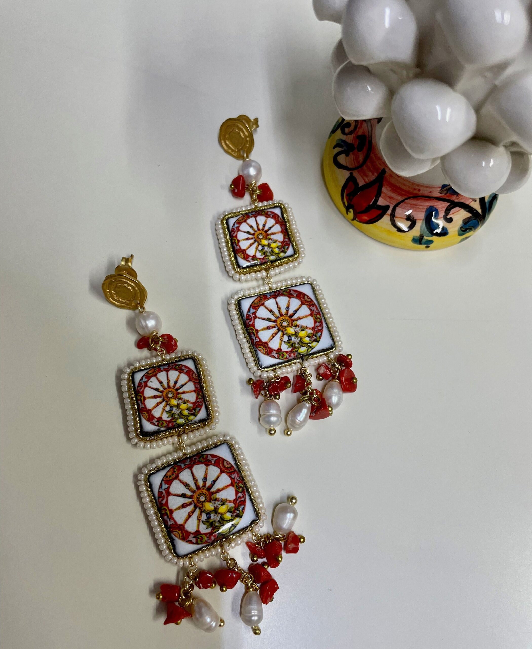 Orecchini siciliani, lunghi, con mattonelle di ceramica di Caltagirone, ruota di carretto e perle miste Folklore siciliano