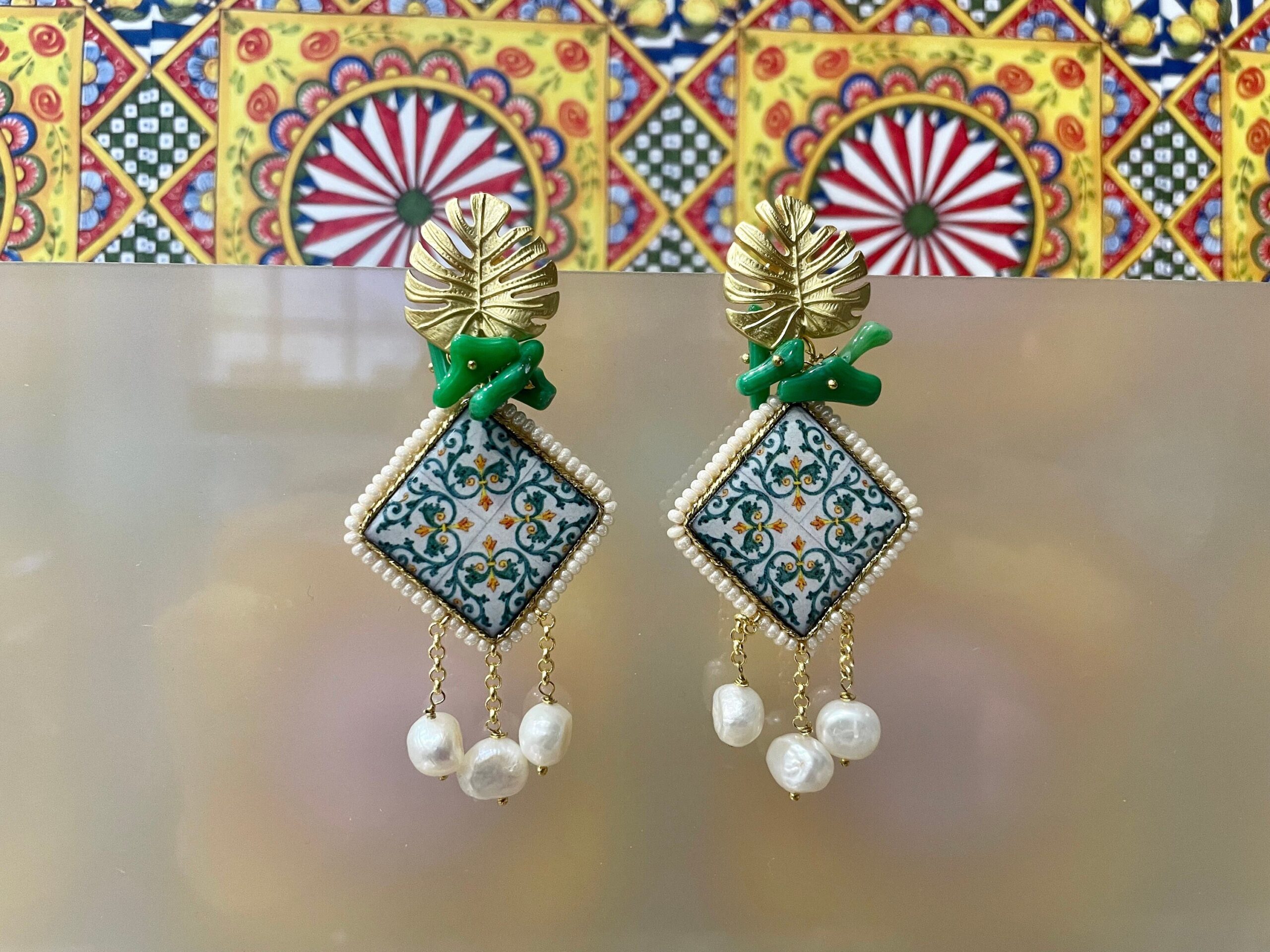 Orecchini con mattonella ceramica di Caltagirone, corallo bambù verde, perle di fiume e perno in bronzo Orecchini con Mattonelle Caltagirone
