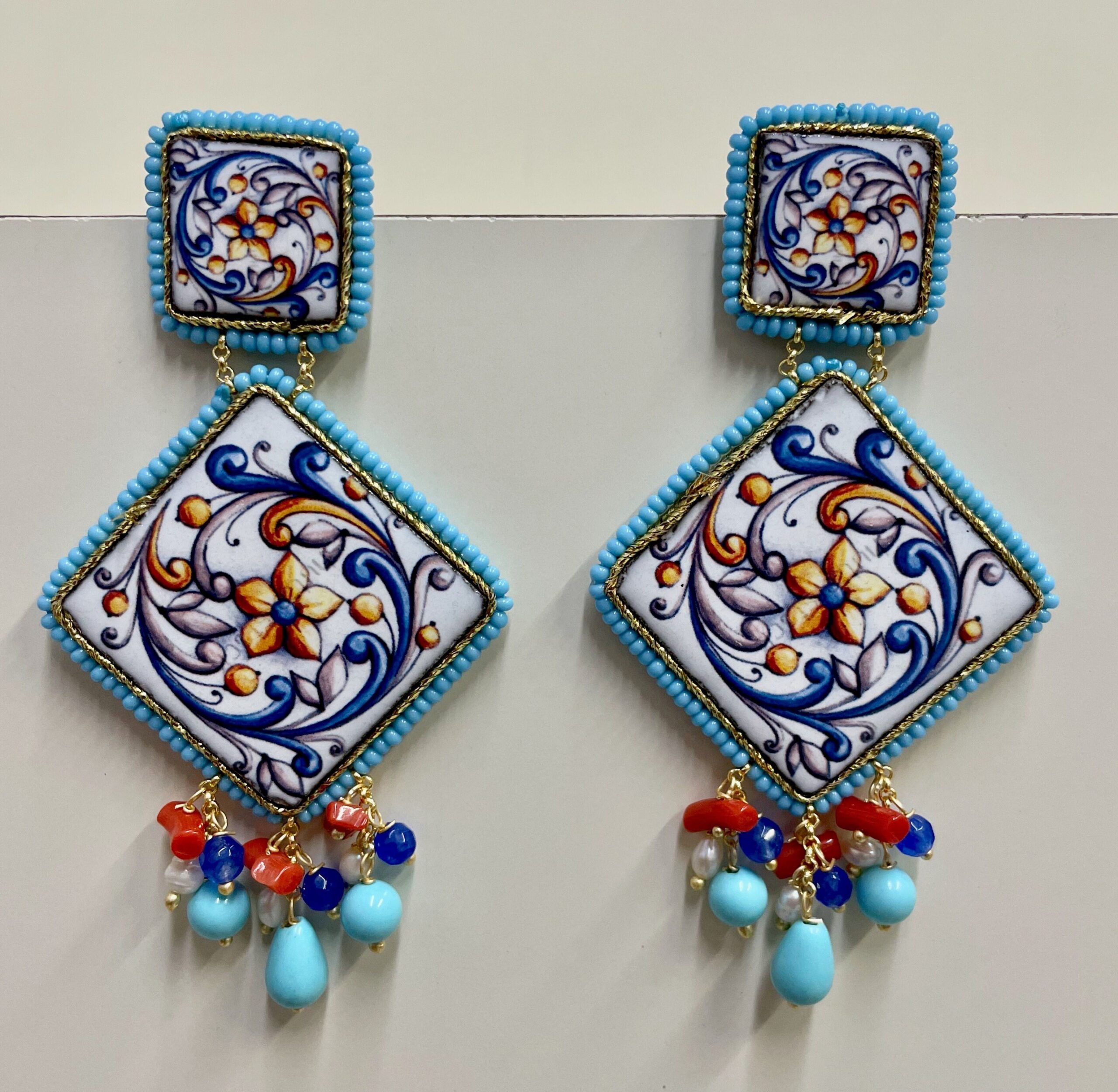 Orecchini siciliani con mattonelle di ceramica di Caltagirone e varie perle colorate Orecchini con Mattonelle Caltagirone